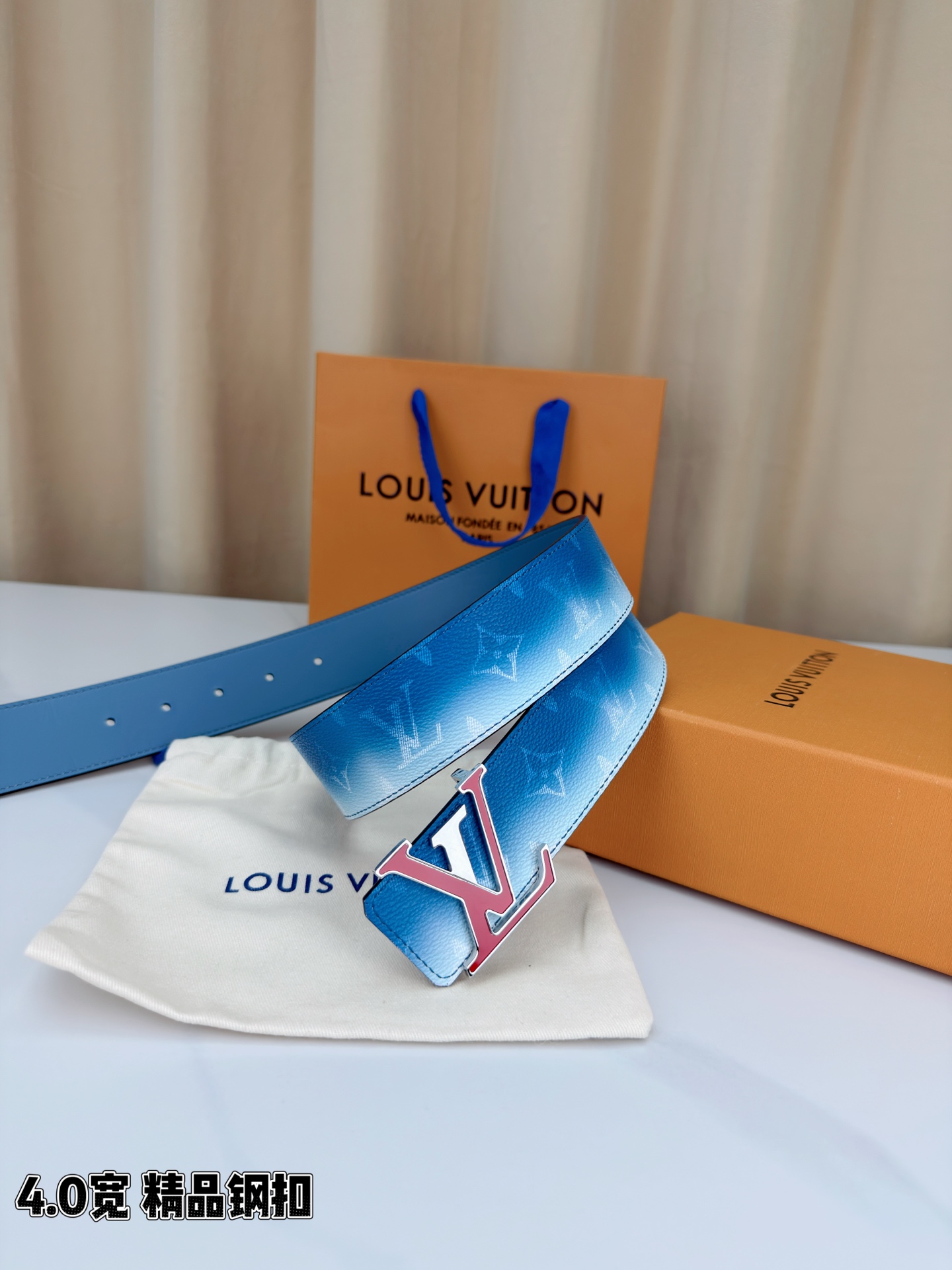 LV 4.0宽 Initiales Monogram Pigment 双面腰带以褪色笔触重绘备受喜爱的经