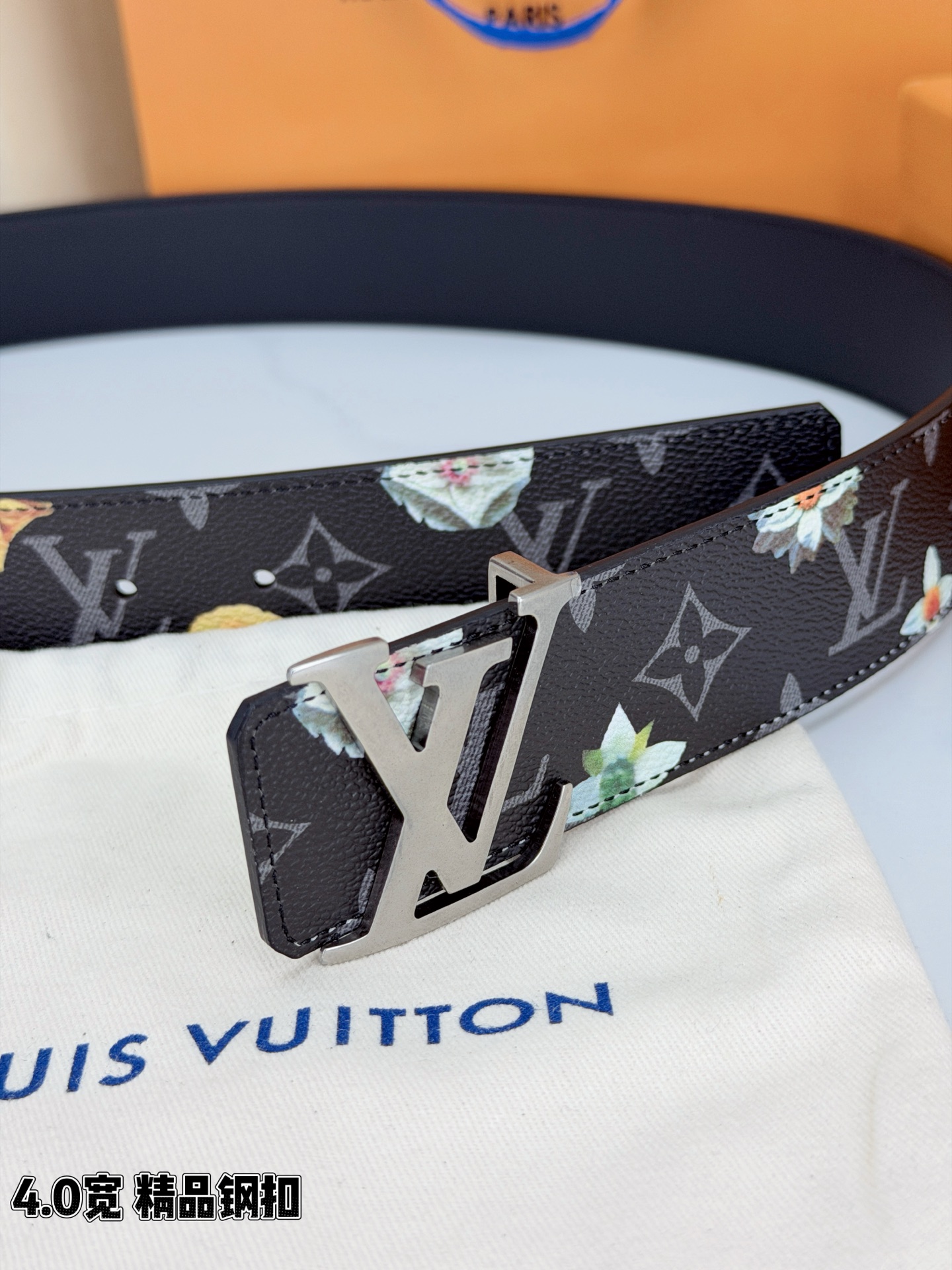 4.0宽 LV Initiales Monogram Flower 双面腰带以 Monogram 印花和