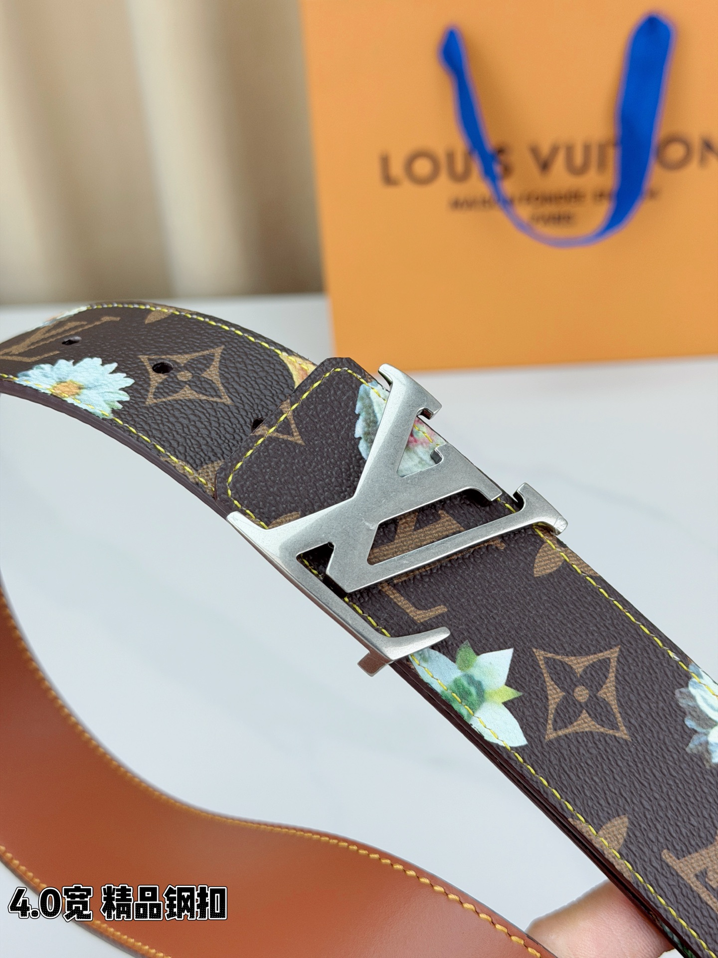 4.0宽 LV Initiales Monogram Flower 双面腰带以 Monogram 印花和