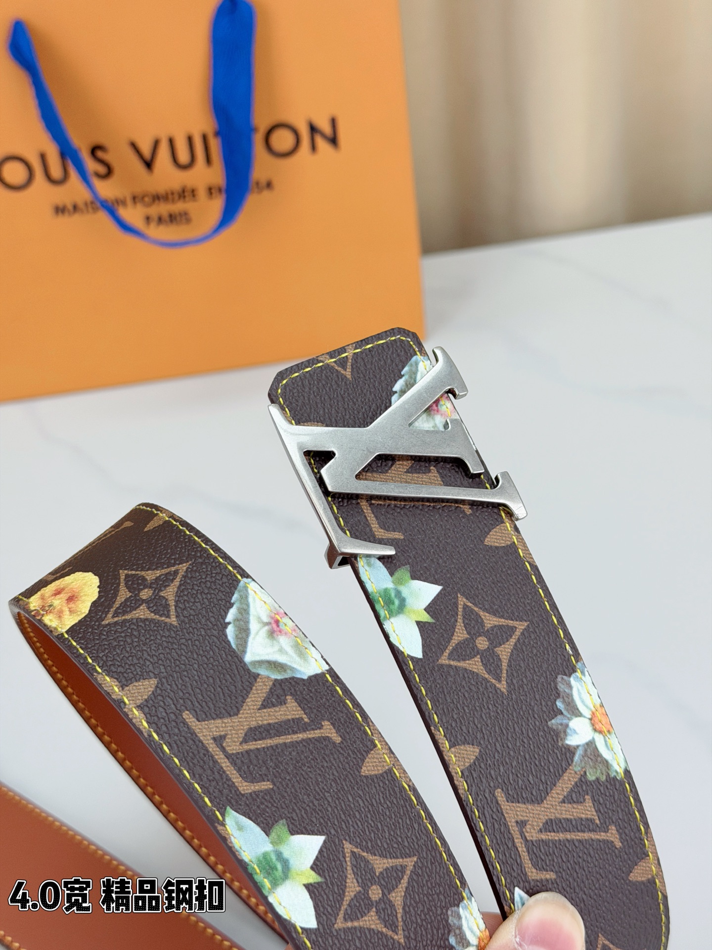 4.0宽 LV Initiales Monogram Flower 双面腰带以 Monogram 印花和