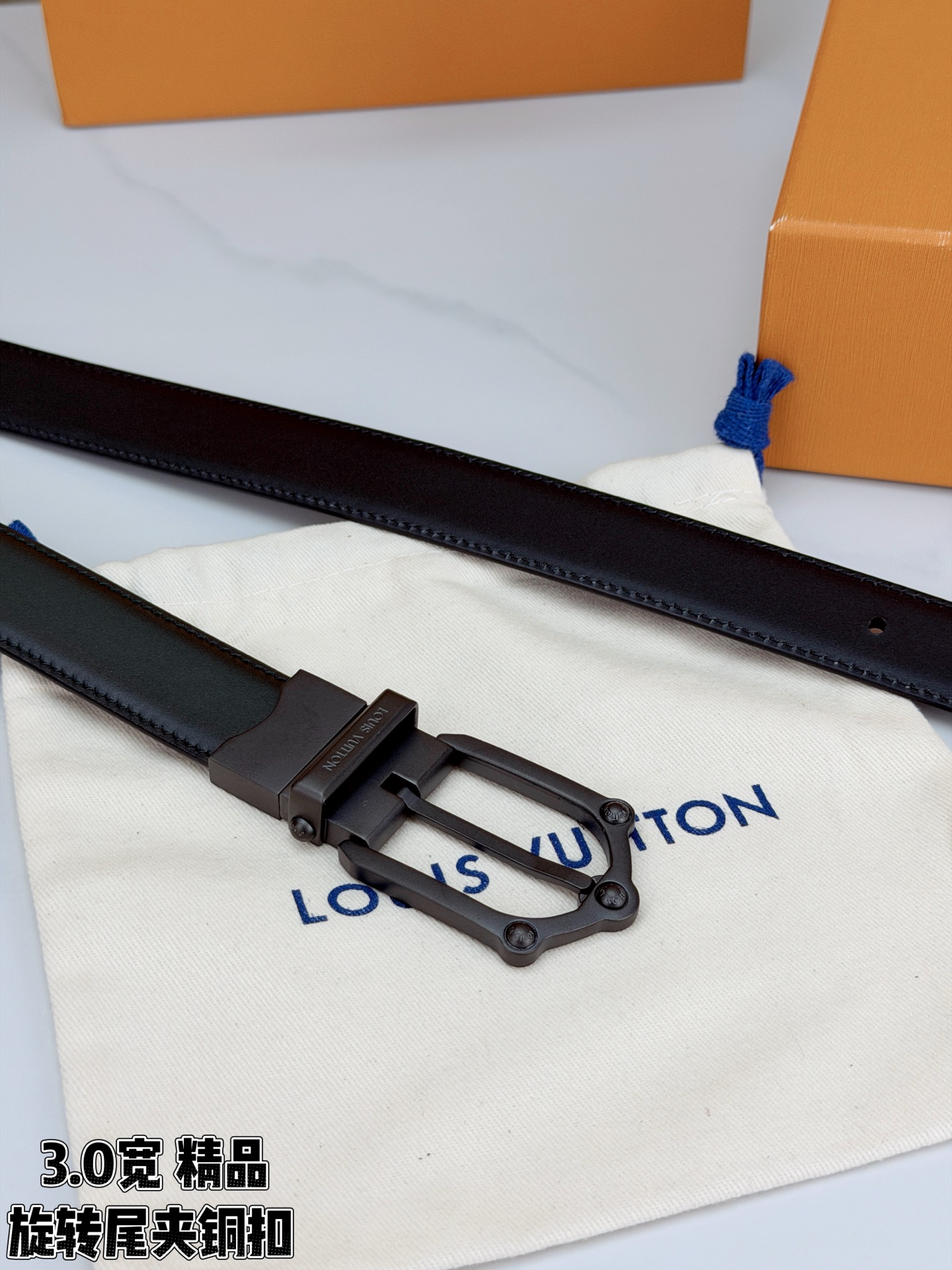 本款 Frog Patinated 30 毫米双面腰带一侧采用裂纹皮革饰面，呈现略带岁月感的仿旧效果；另