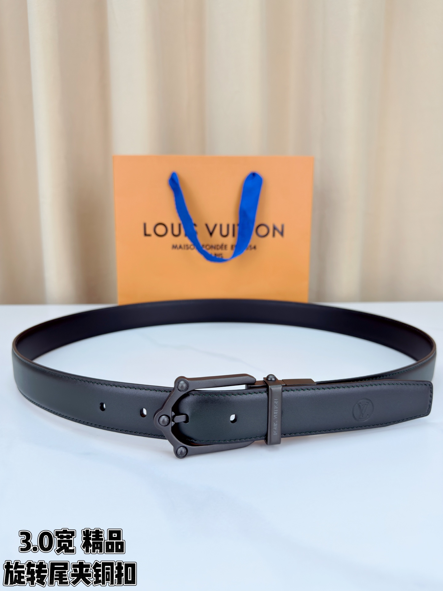 本款 Frog Patinated 30 毫米双面腰带一侧采用裂纹皮革饰面，呈现略带岁月感的仿旧效果；另