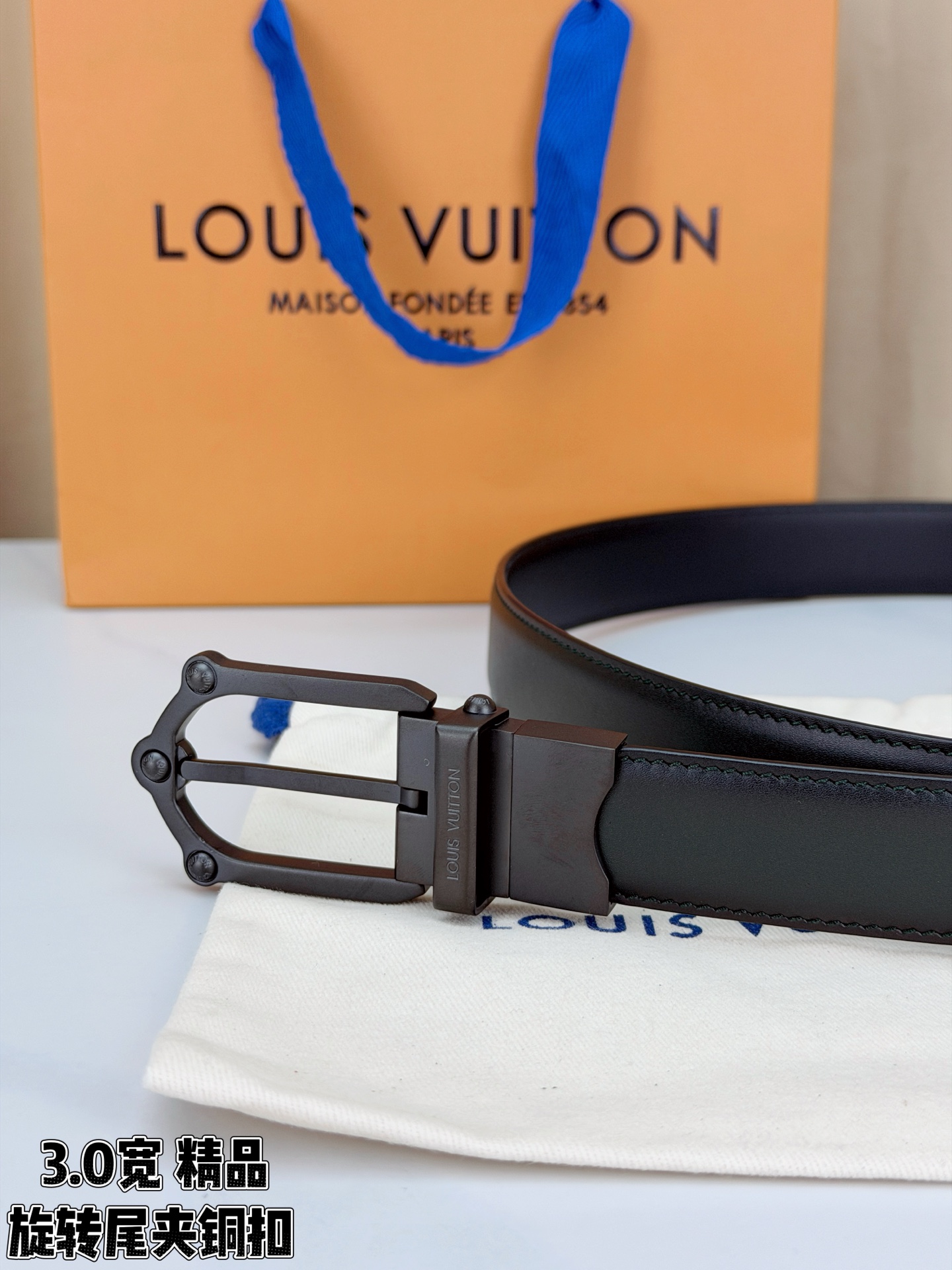 本款 Frog Patinated 30 毫米双面腰带一侧采用裂纹皮革饰面，呈现略带岁月感的仿旧效果；另