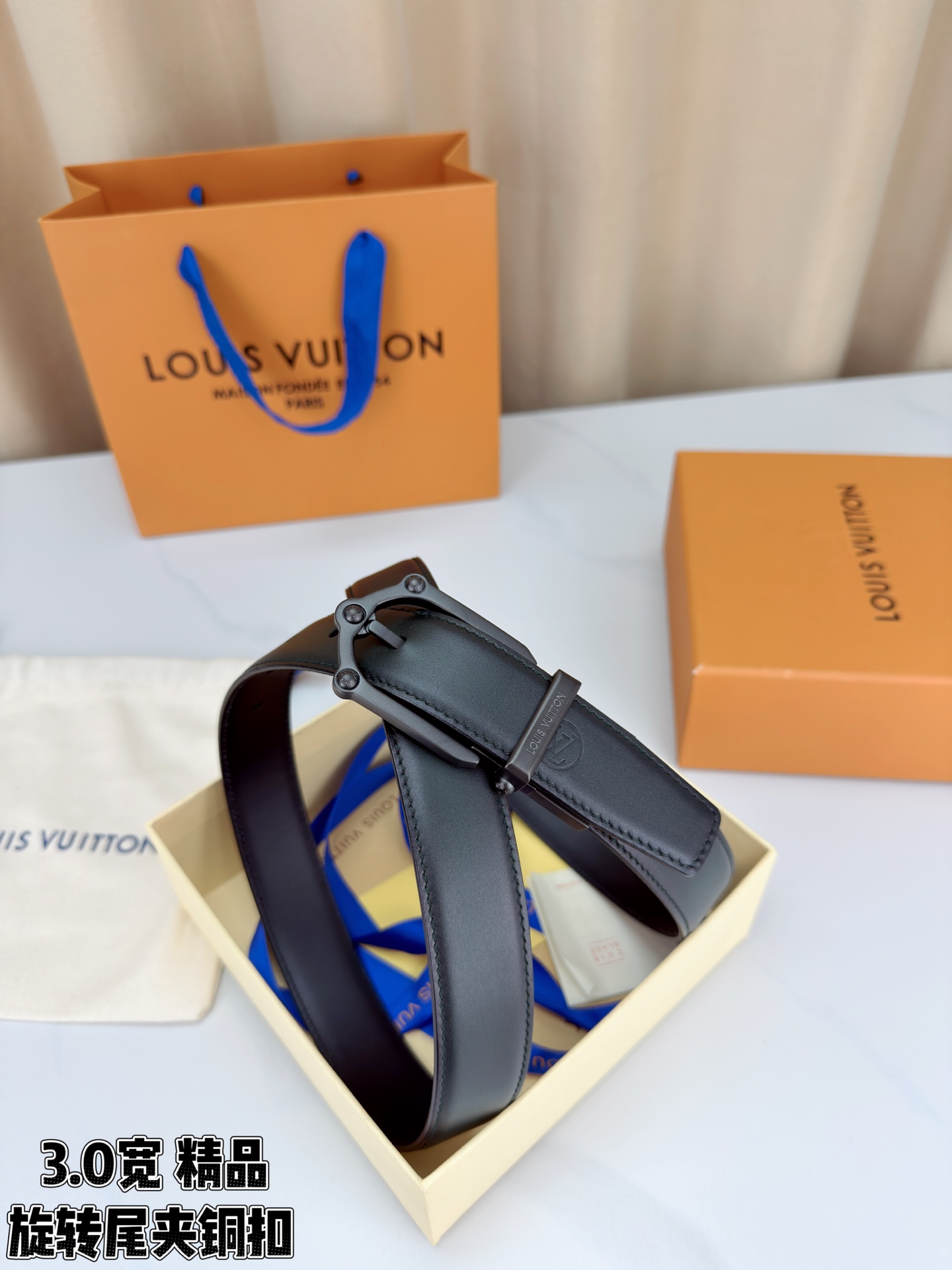 本款 Frog Patinated 30 毫米双面腰带一侧采用裂纹皮革饰面，呈现略带岁月感的仿旧效果；另