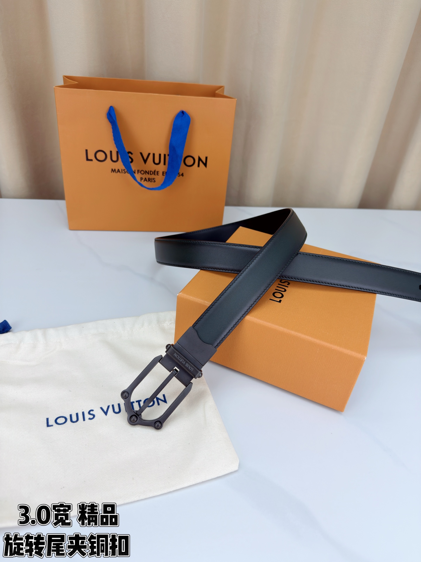 本款 Frog Patinated 30 毫米双面腰带一侧采用裂纹皮革饰面，呈现略带岁月感的仿旧效果；另