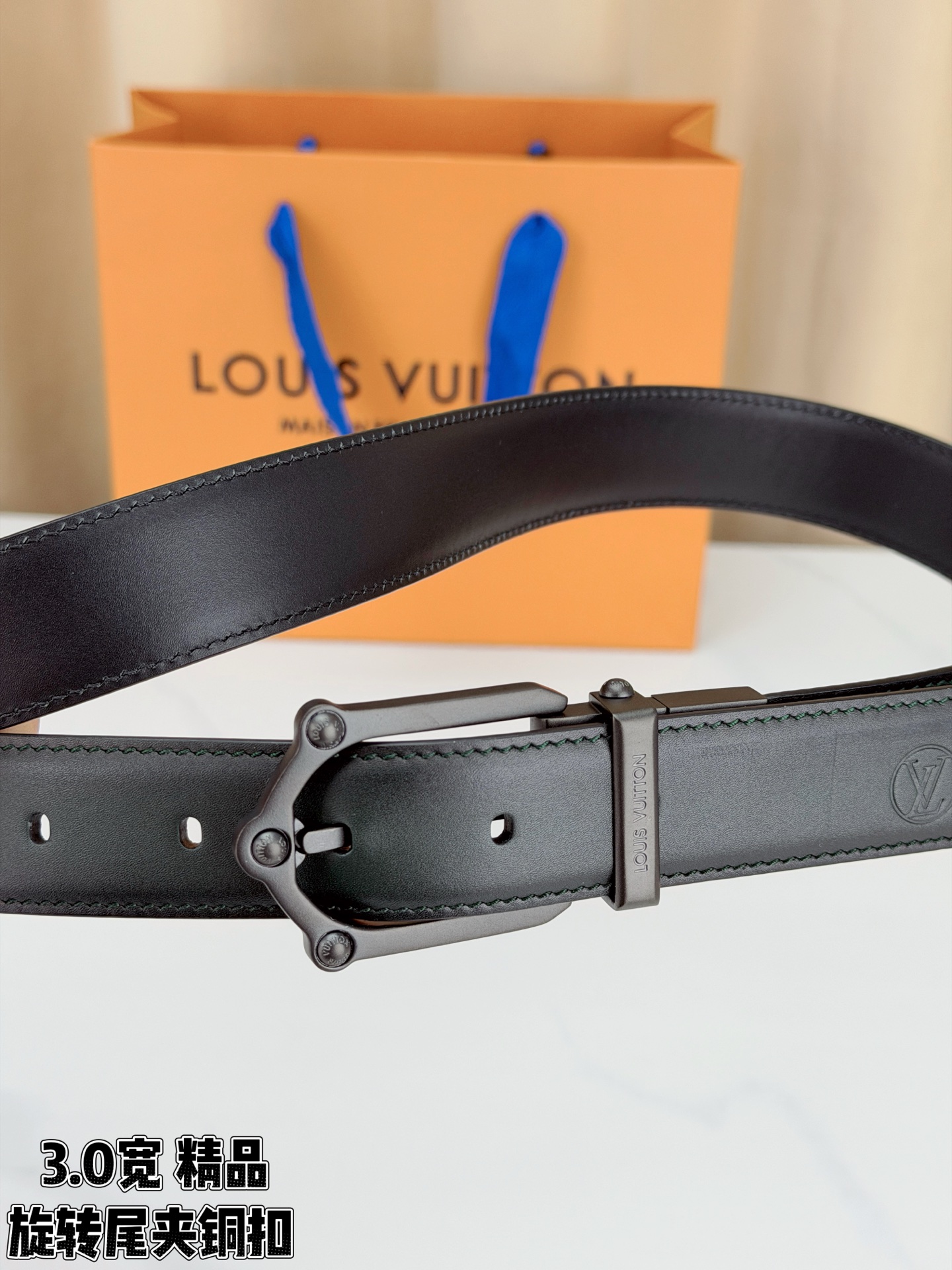 本款 Frog Patinated 30 毫米双面腰带一侧采用裂纹皮革饰面，呈现略带岁月感的仿旧效果；另