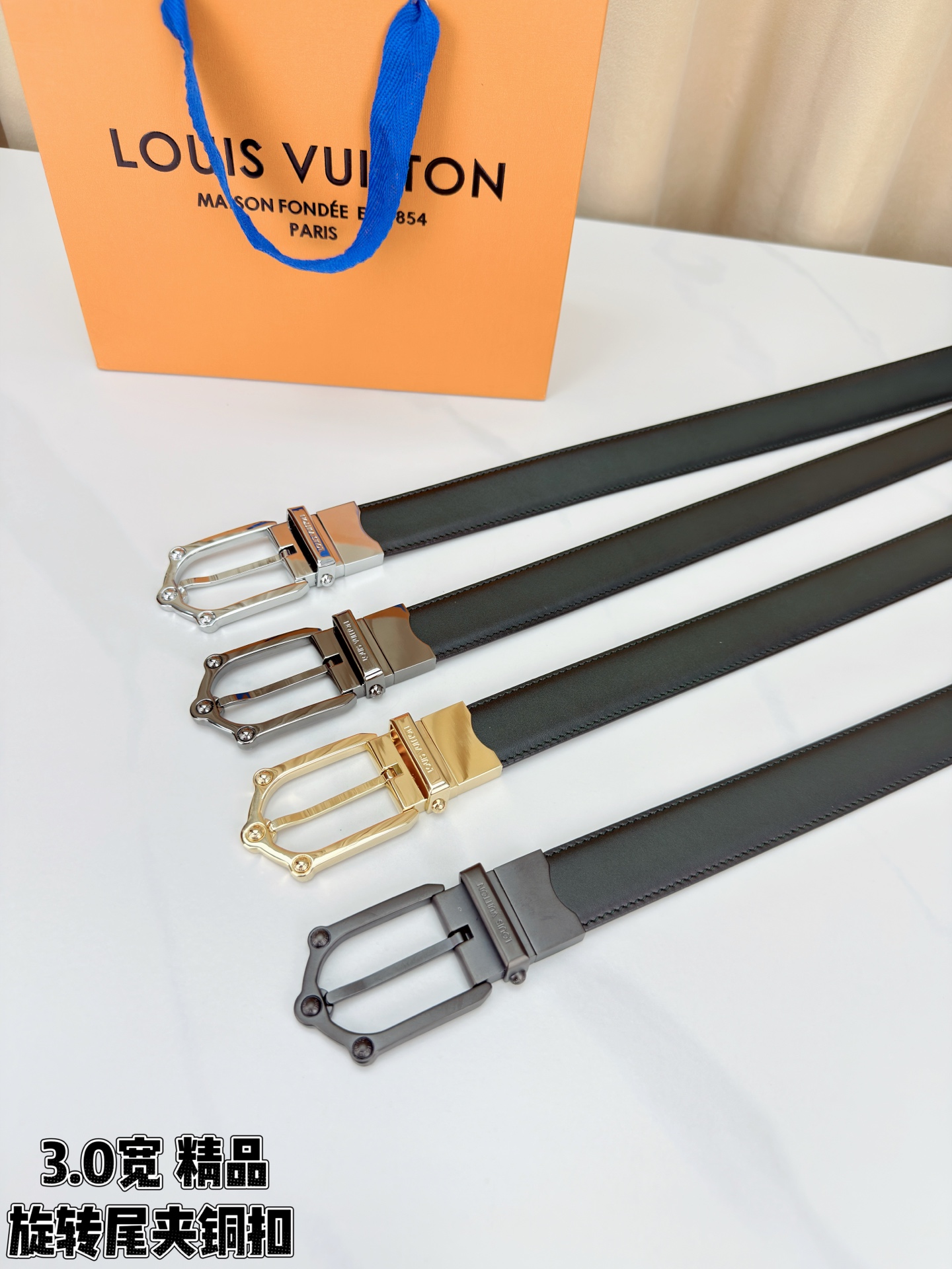 本款 Frog Patinated 30 毫米双面腰带一侧采用裂纹皮革饰面，呈现略带岁月感的仿旧效果；另