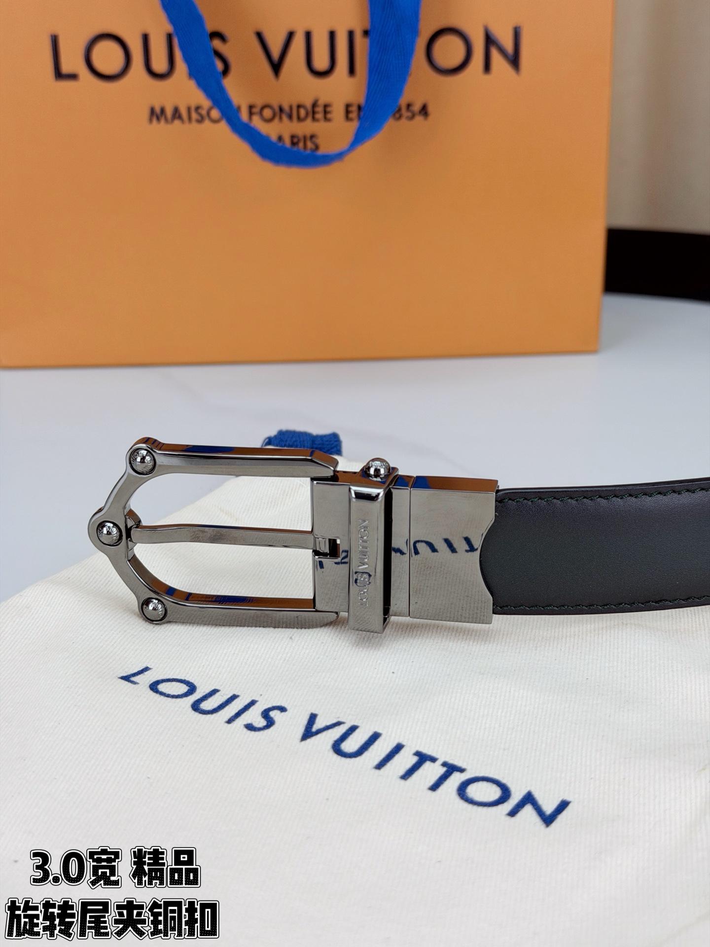 本款 Frog Patinated 30 毫米双面腰带一侧采用裂纹皮革饰面，呈现略带岁月感的仿旧效果；另