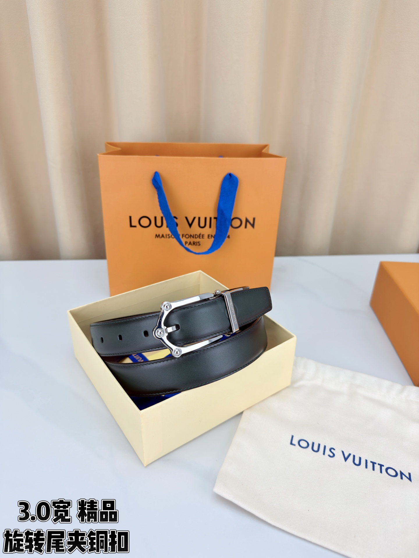 本款 Frog Patinated 30 毫米双面腰带一侧采用裂纹皮革饰面，呈现略带岁月感的仿旧效果；另