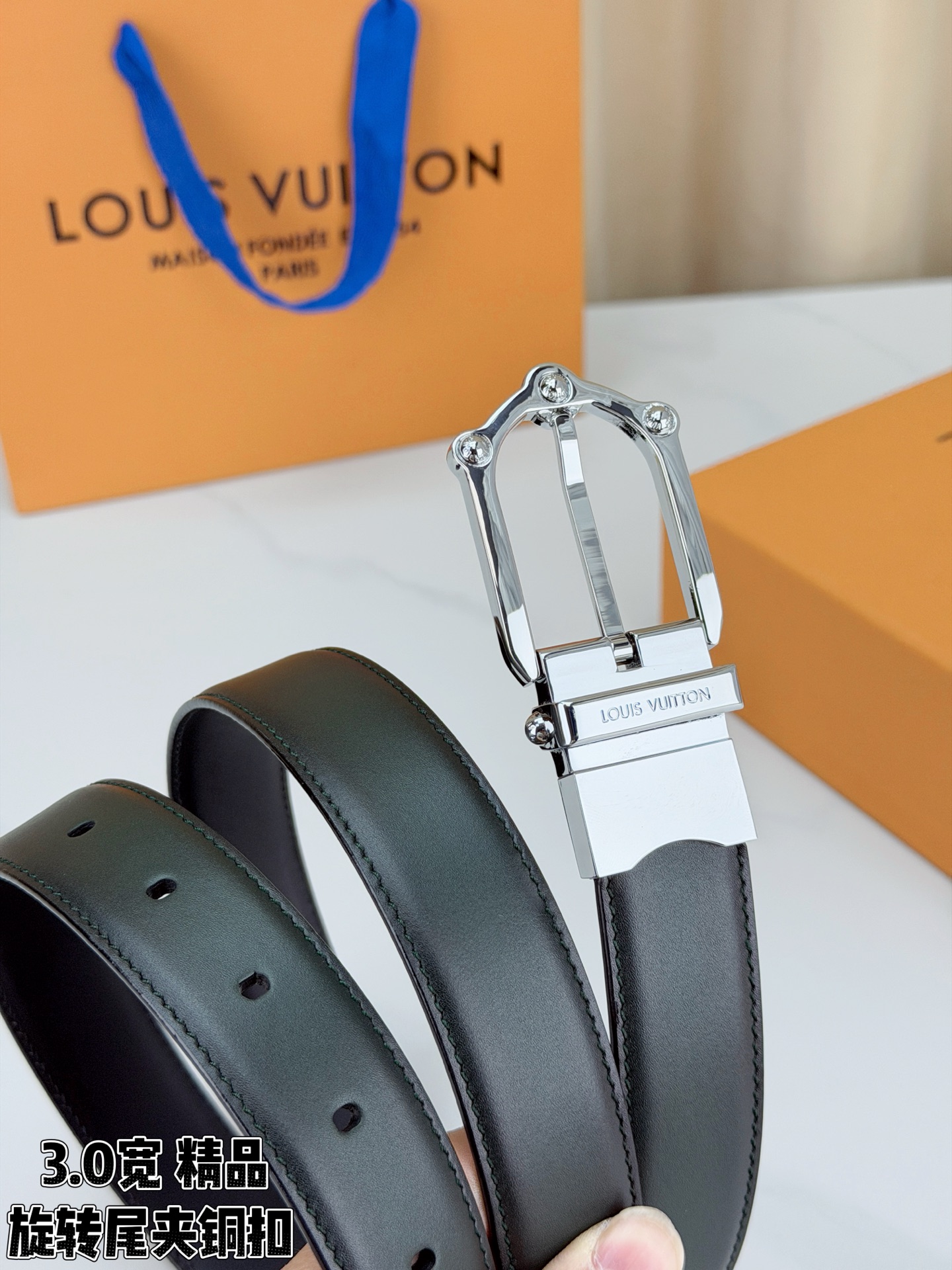 本款 Frog Patinated 30 毫米双面腰带一侧采用裂纹皮革饰面，呈现略带岁月感的仿旧效果；另