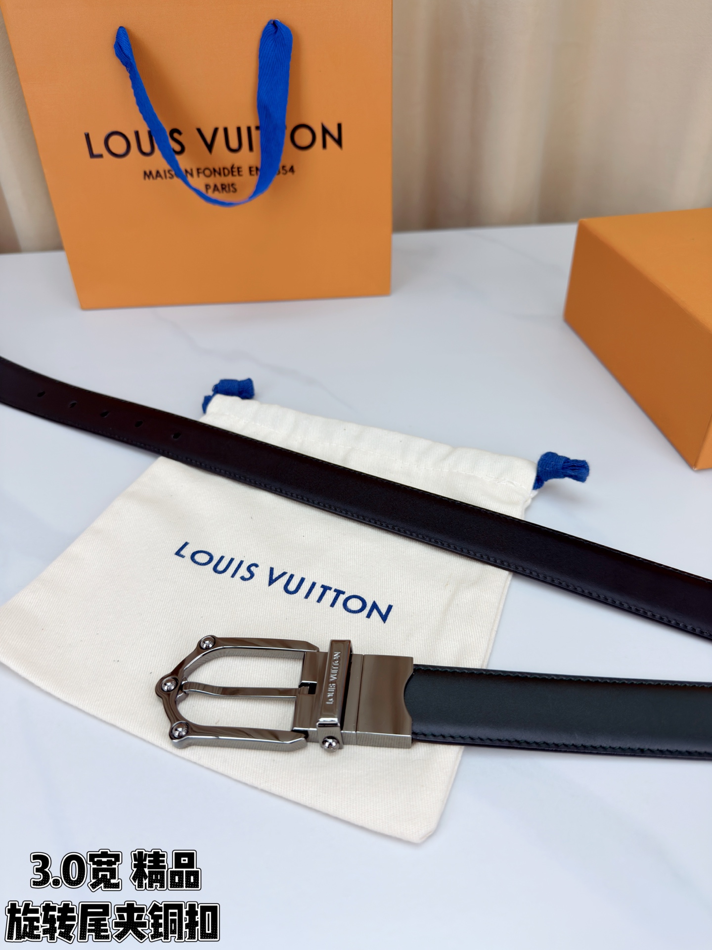 本款 Frog Patinated 30 毫米双面腰带一侧采用裂纹皮革饰面，呈现略带岁月感的仿旧效果；另