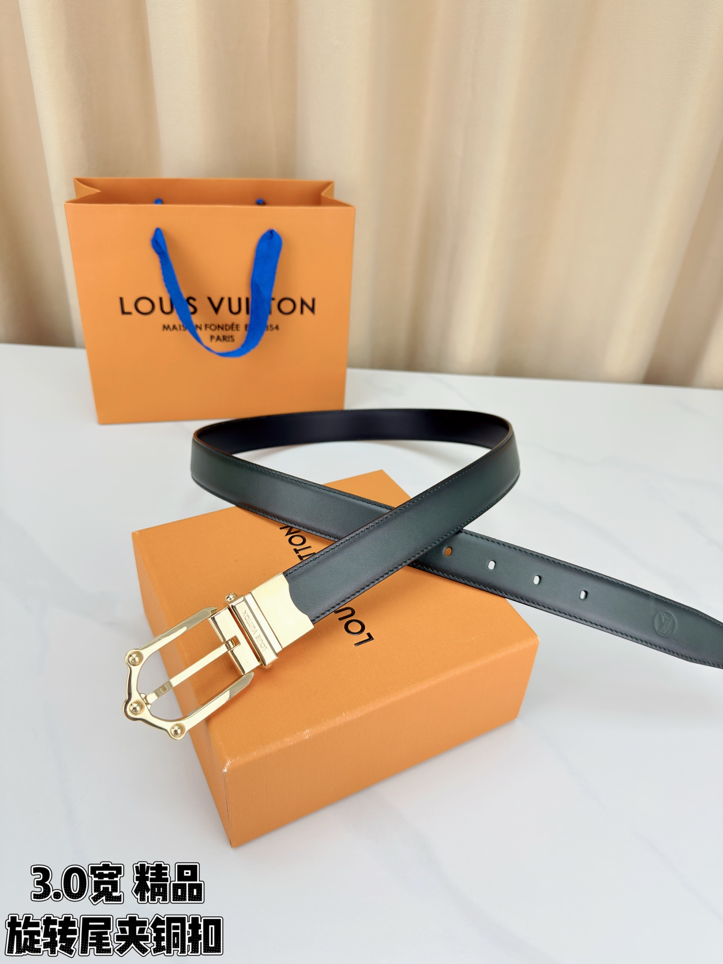 本款 Frog Patinated 30 毫米双面腰带一侧采用裂纹皮革饰面，呈现略带岁月感的仿旧效果；另