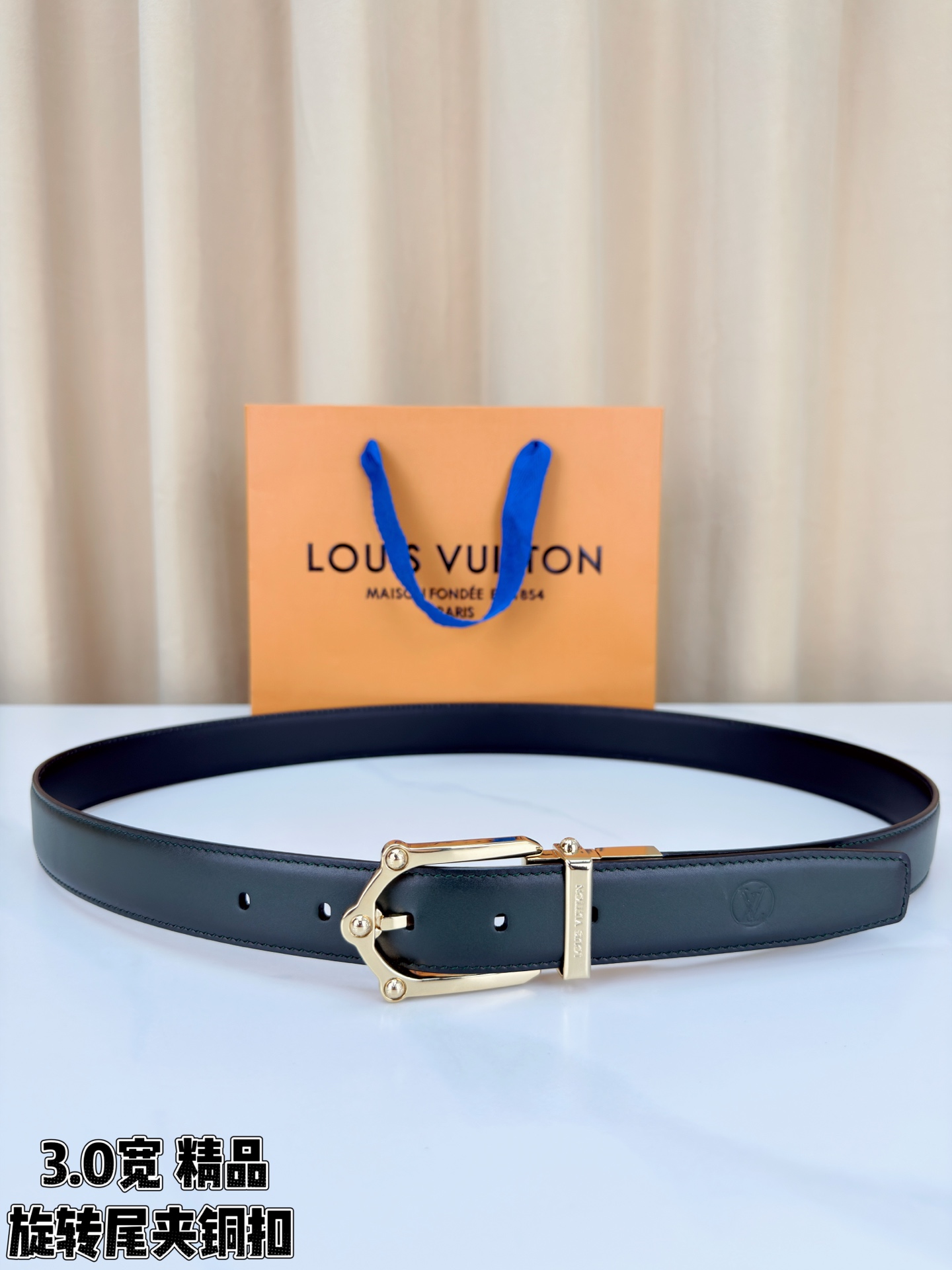 本款 Frog Patinated 30 毫米双面腰带一侧采用裂纹皮革饰面，呈现略带岁月感的仿旧效果；另