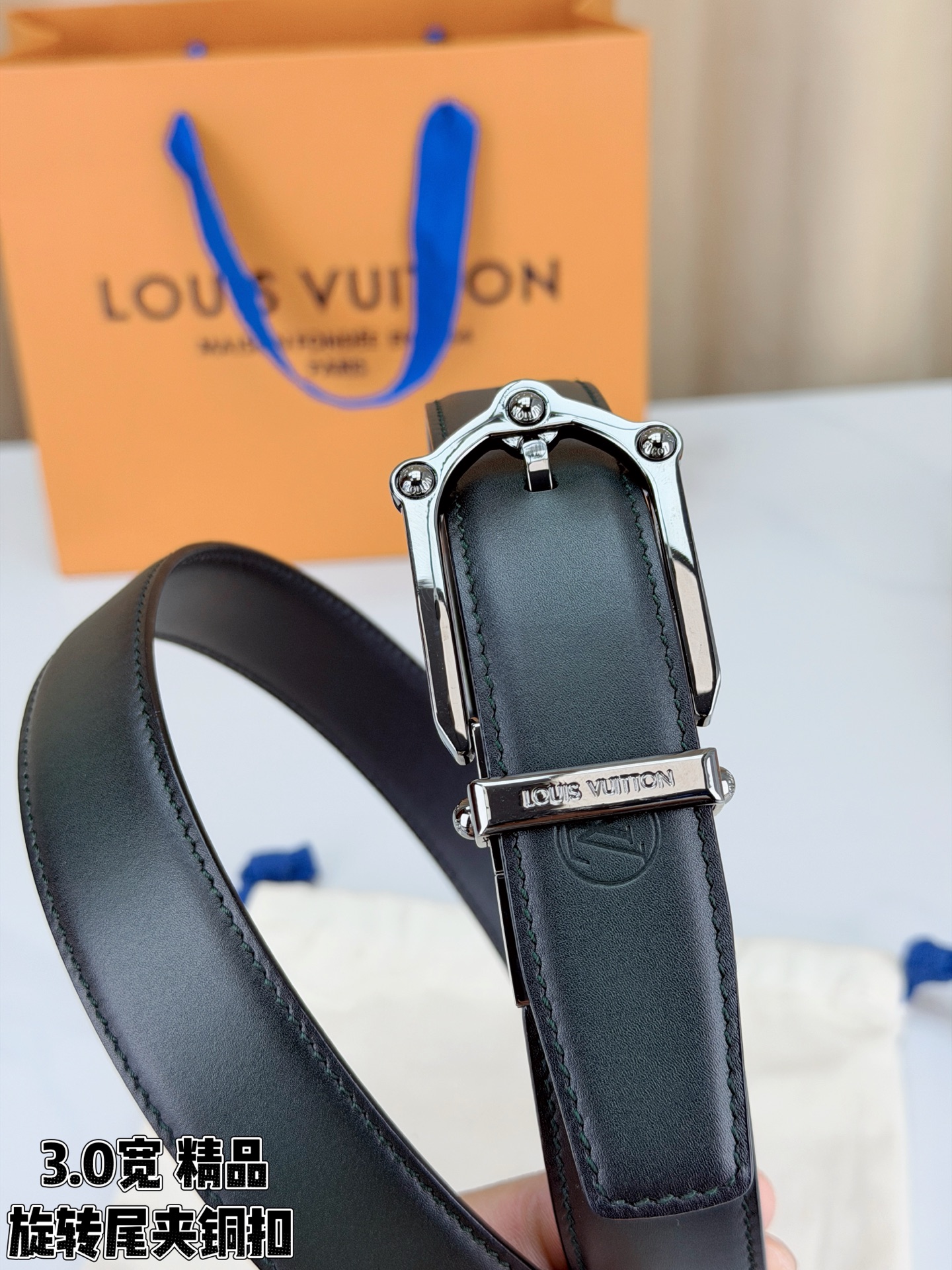 本款 Frog Patinated 30 毫米双面腰带一侧采用裂纹皮革饰面，呈现略带岁月感的仿旧效果；另