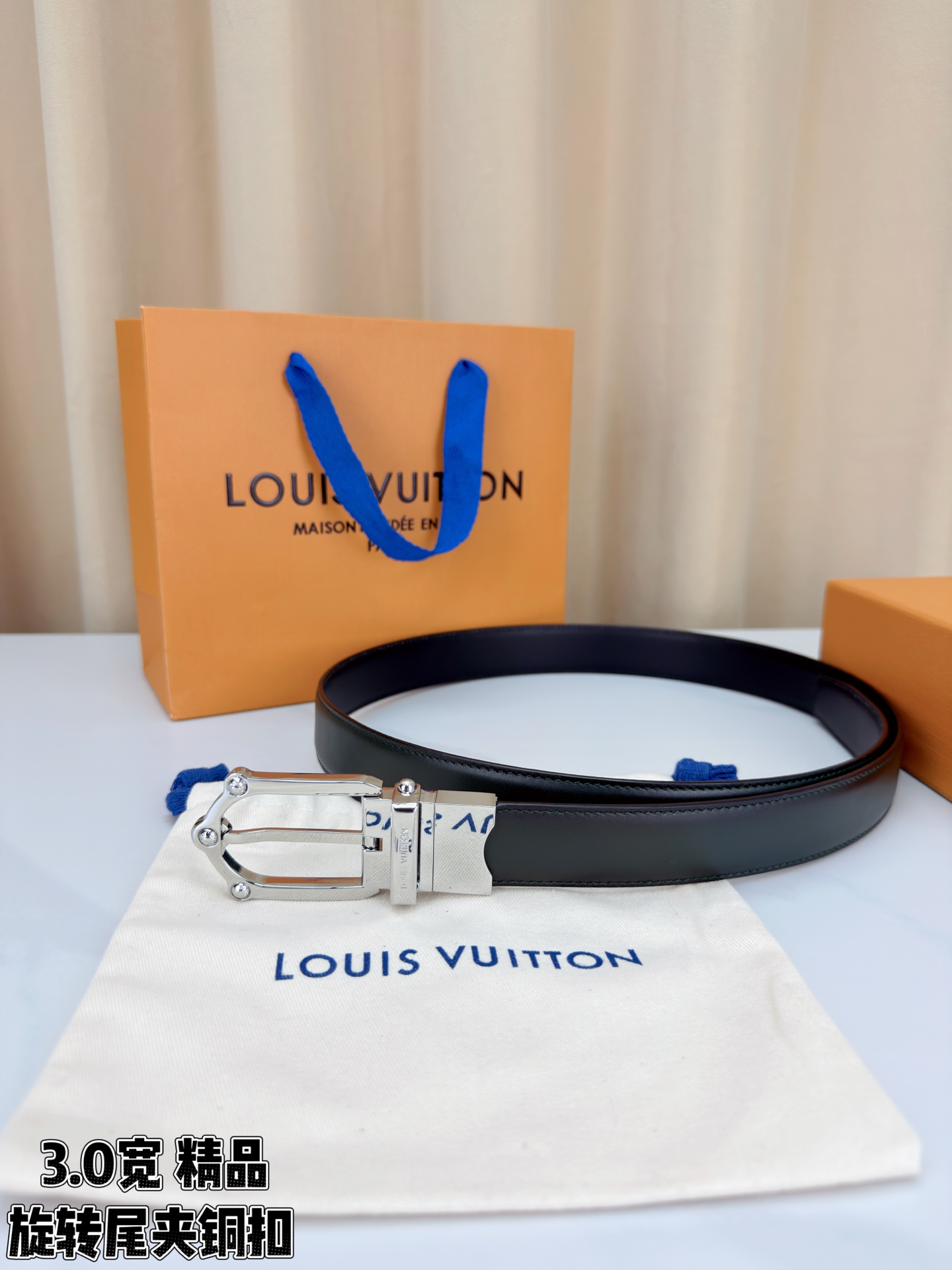 本款 Frog Patinated 30 毫米双面腰带一侧采用裂纹皮革饰面，呈现略带岁月感的仿旧效果；另