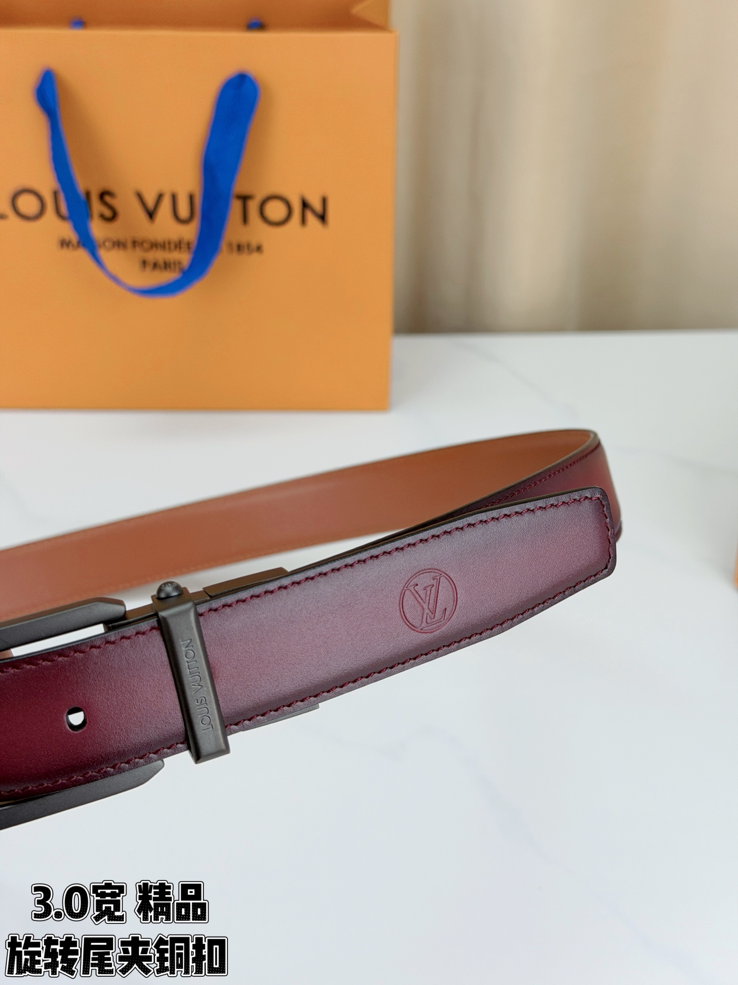 本款 Frog Patinated 30 毫米双面腰带一侧采用裂纹皮革饰面，呈现略带岁月感的仿旧效果；另