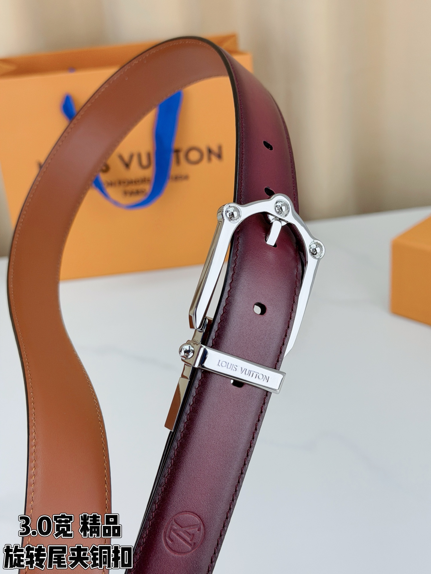 本款 Frog Patinated 30 毫米双面腰带一侧采用裂纹皮革饰面，呈现略带岁月感的仿旧效果；另