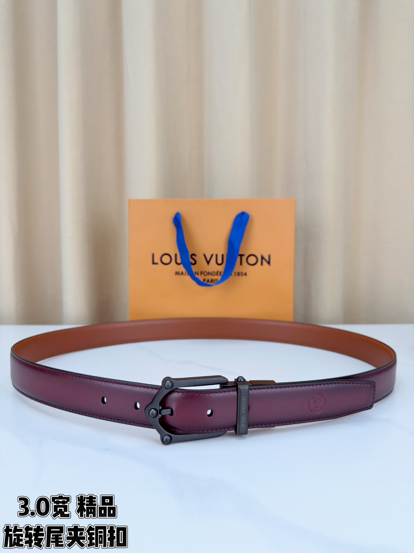 本款 Frog Patinated 30 毫米双面腰带一侧采用裂纹皮革饰面，呈现略带岁月感的仿旧效果；另