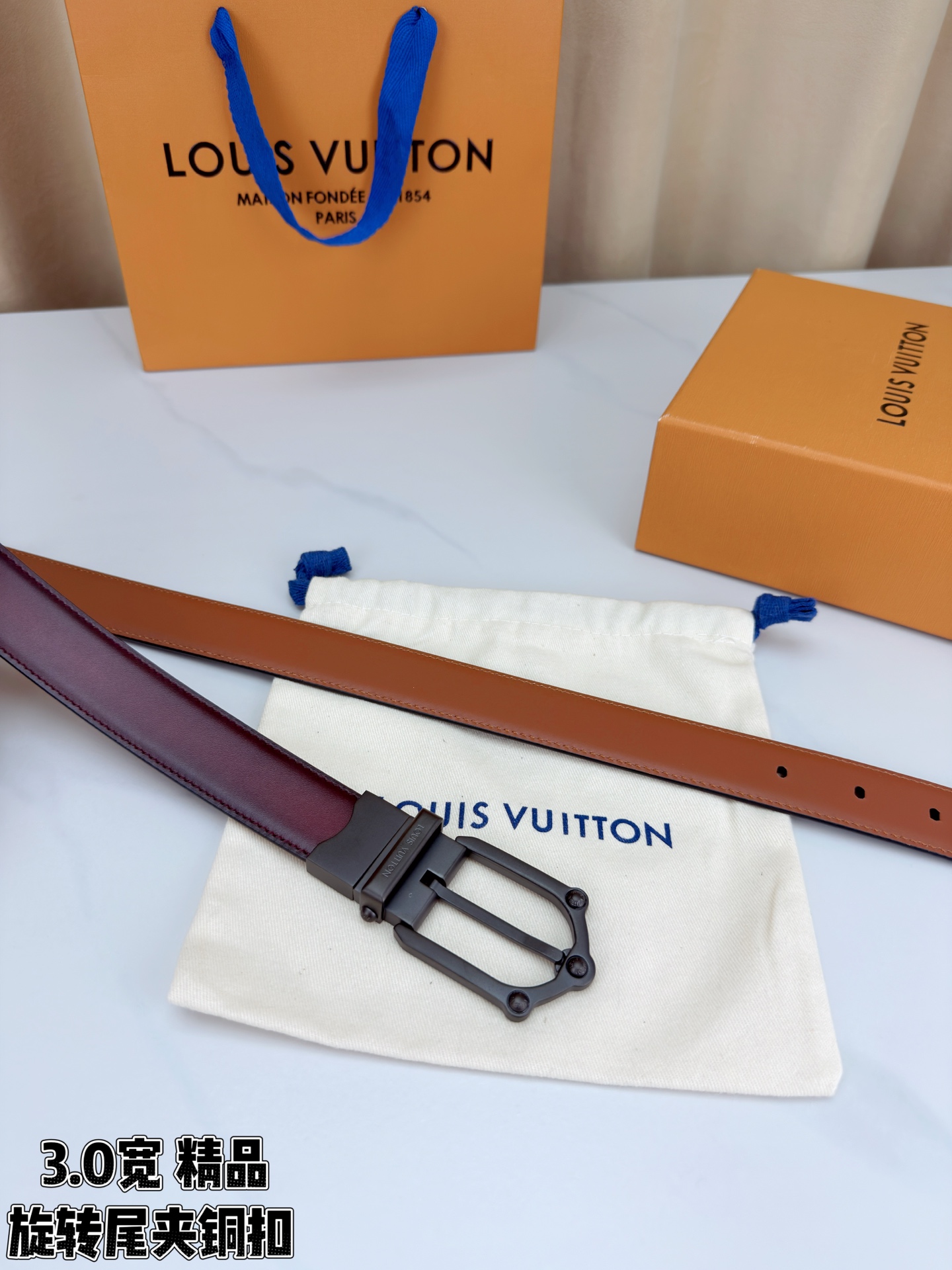 本款 Frog Patinated 30 毫米双面腰带一侧采用裂纹皮革饰面，呈现略带岁月感的仿旧效果；另