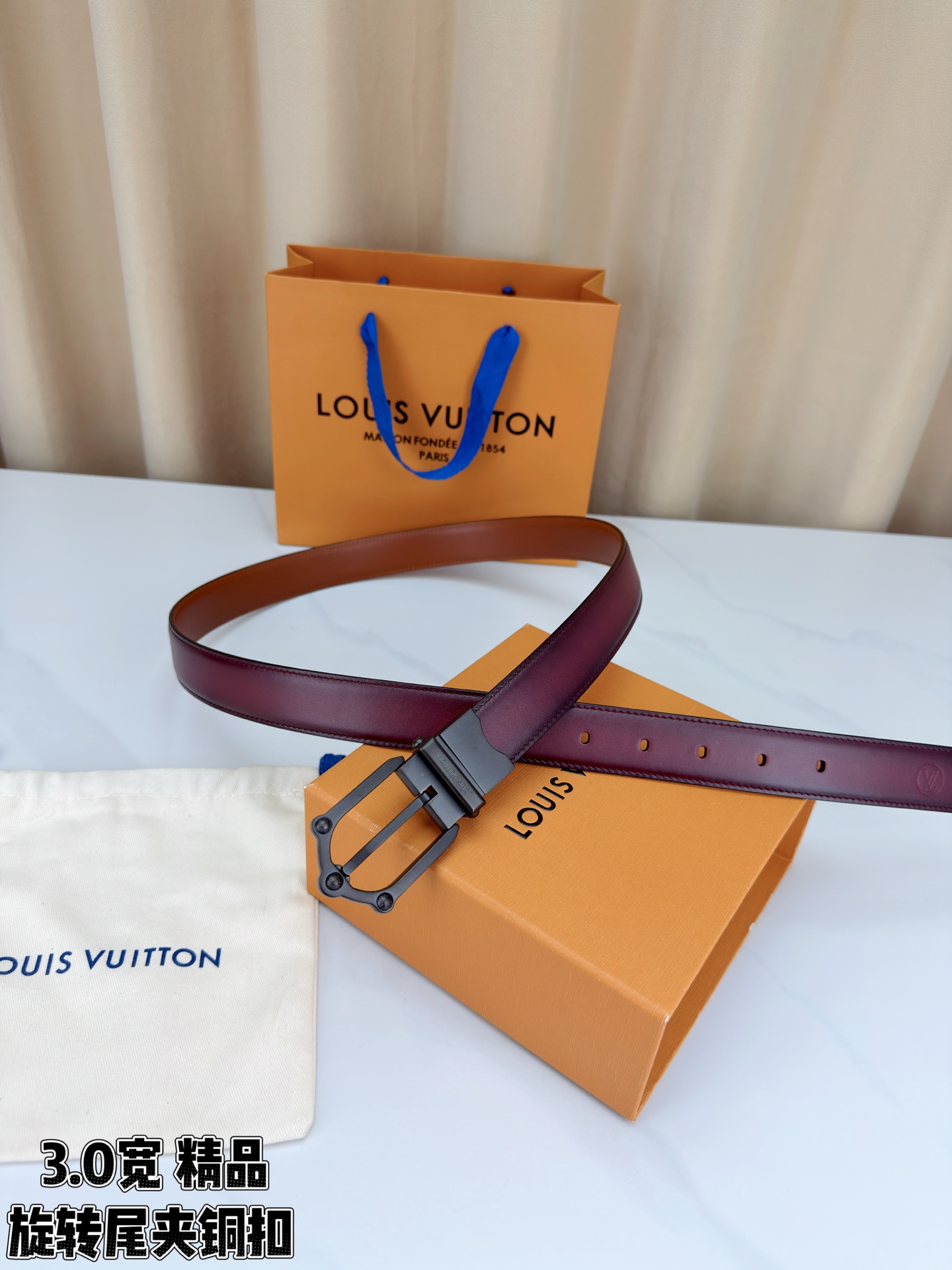 本款 Frog Patinated 30 毫米双面腰带一侧采用裂纹皮革饰面，呈现略带岁月感的仿旧效果；另