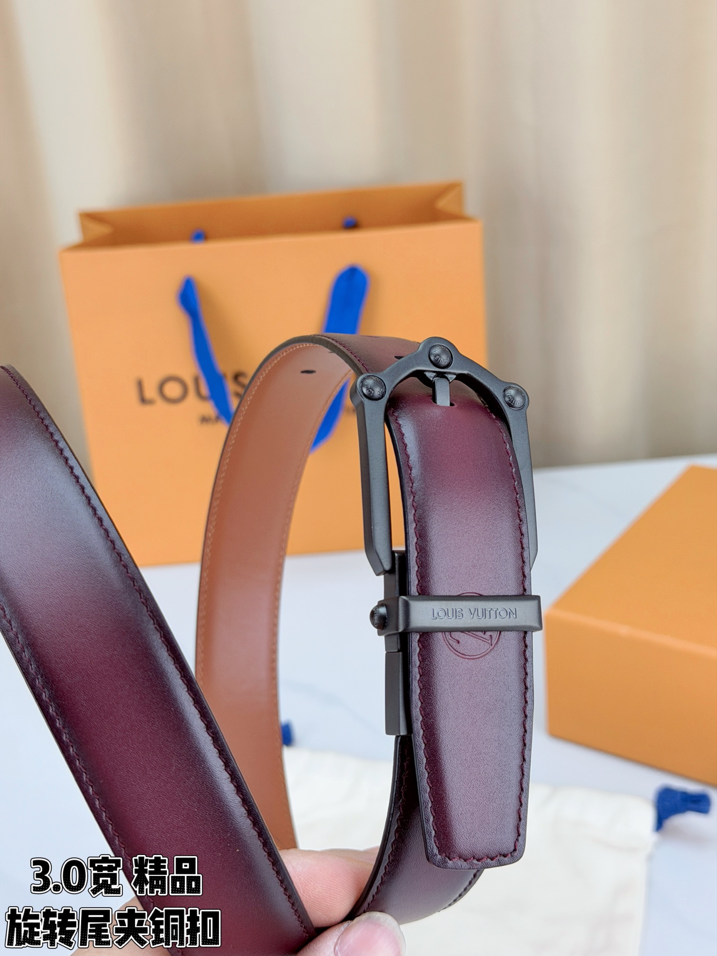 本款 Frog Patinated 30 毫米双面腰带一侧采用裂纹皮革饰面，呈现略带岁月感的仿旧效果；另