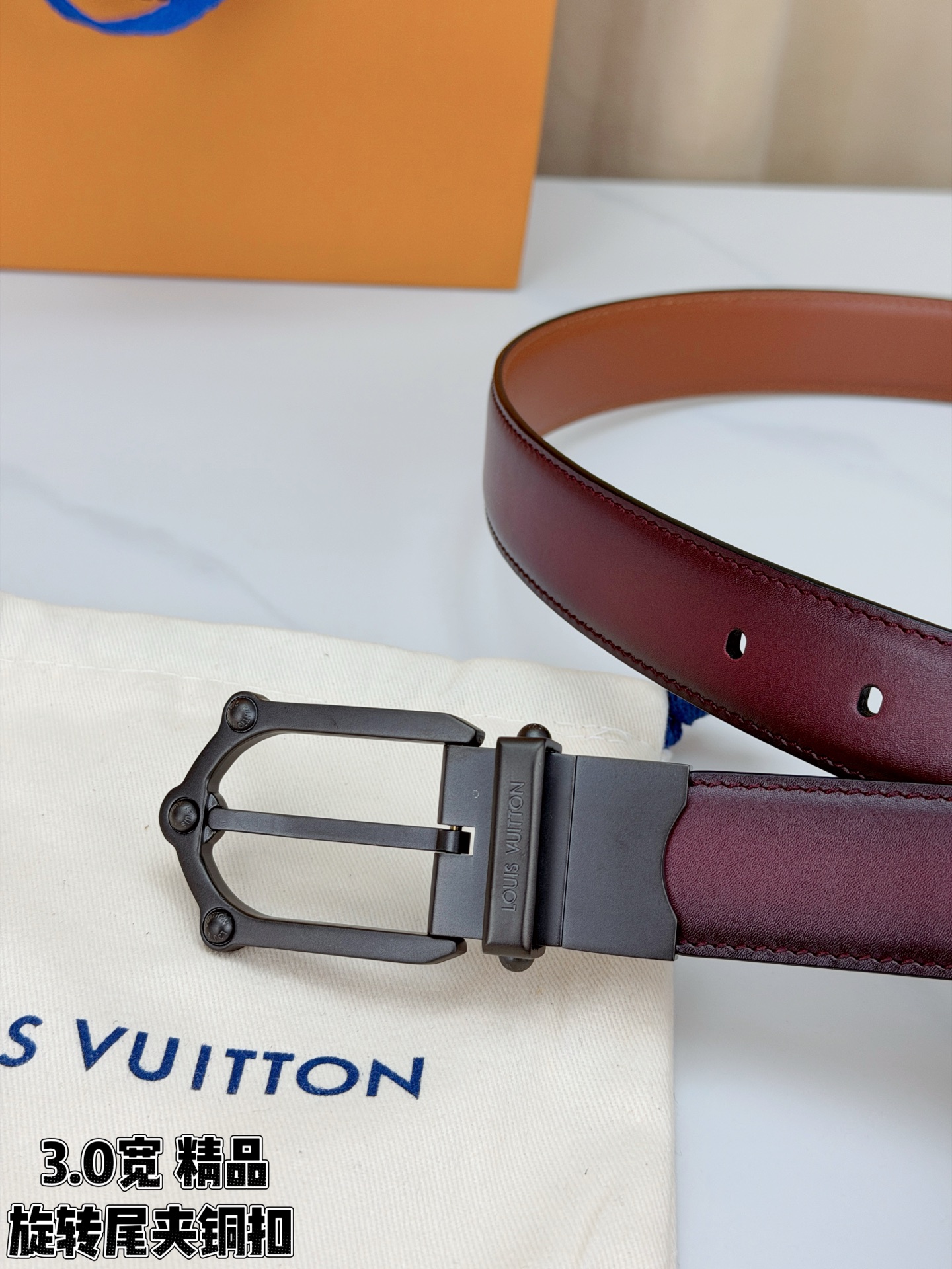 本款 Frog Patinated 30 毫米双面腰带一侧采用裂纹皮革饰面，呈现略带岁月感的仿旧效果；另