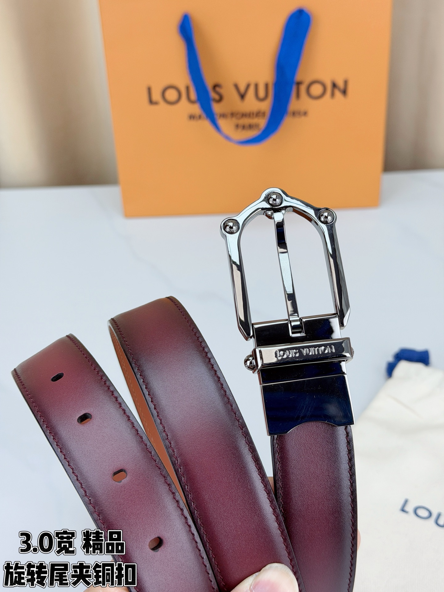 本款 Frog Patinated 30 毫米双面腰带一侧采用裂纹皮革饰面，呈现略带岁月感的仿旧效果；另