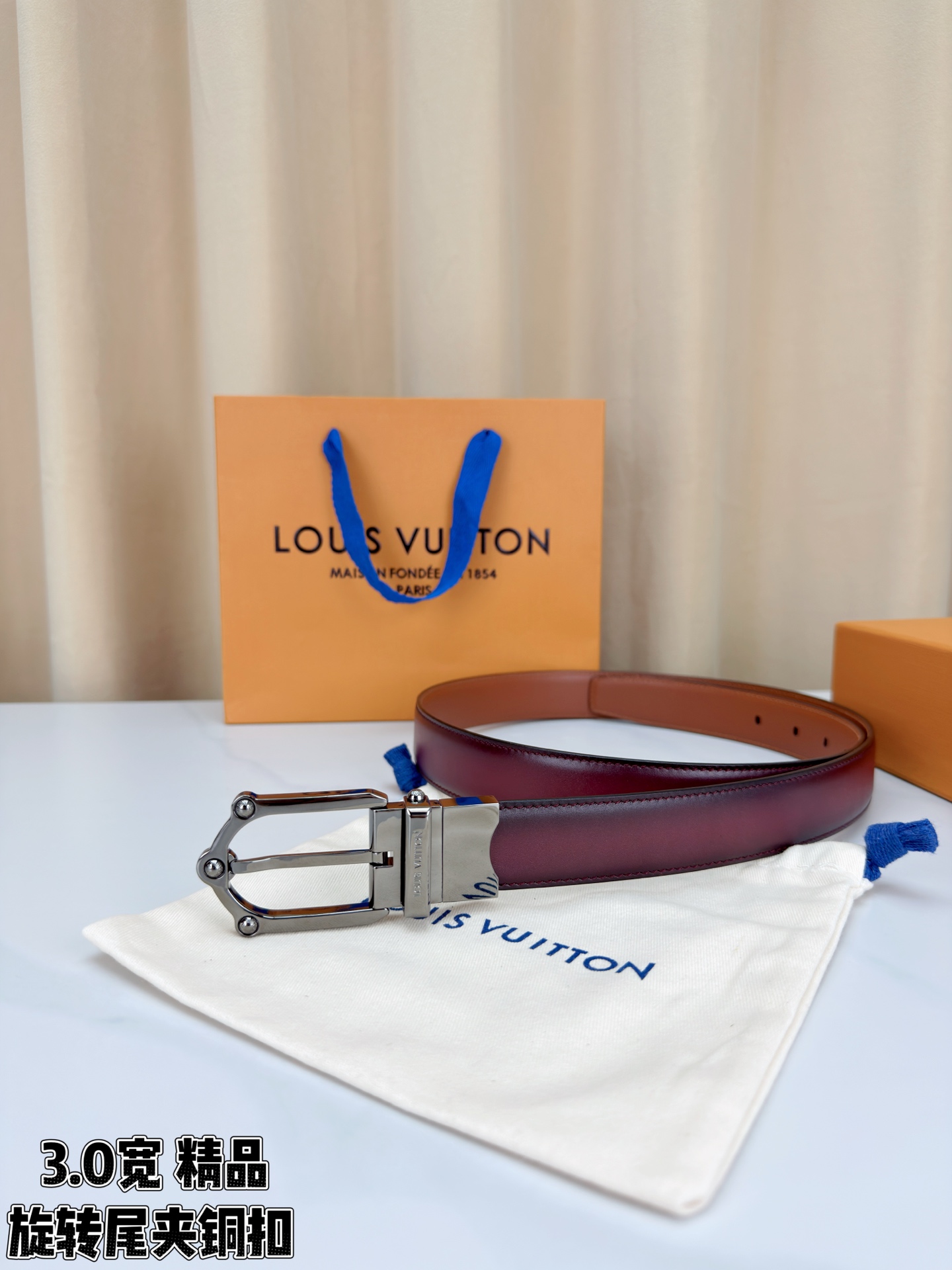 本款 Frog Patinated 30 毫米双面腰带一侧采用裂纹皮革饰面，呈现略带岁月感的仿旧效果；另