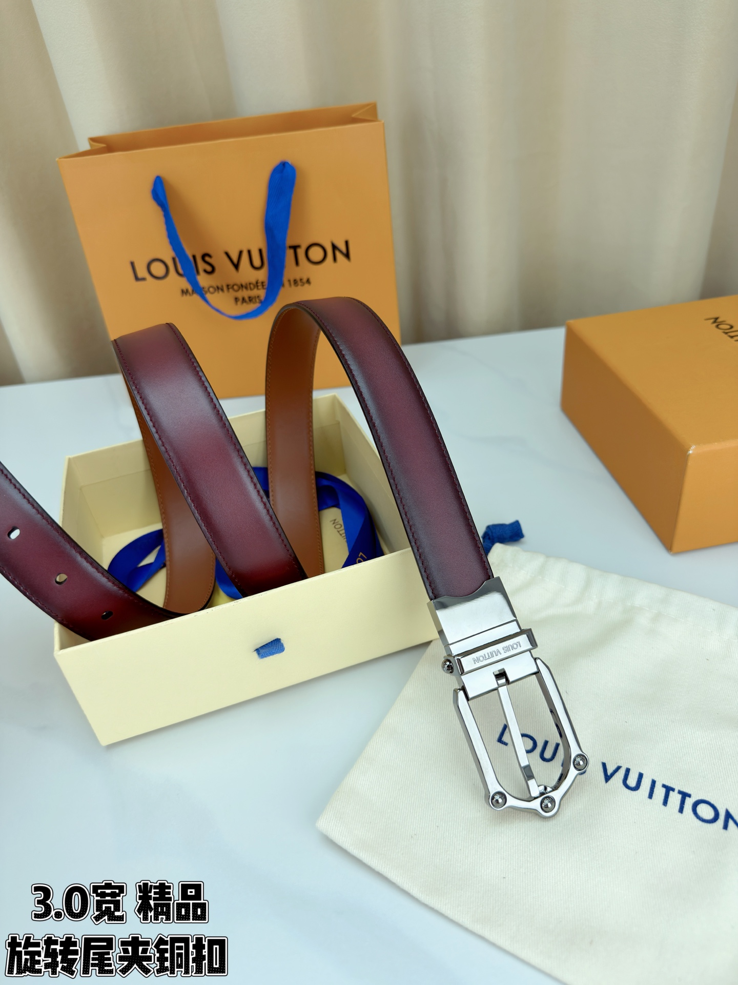 本款 Frog Patinated 30 毫米双面腰带一侧采用裂纹皮革饰面，呈现略带岁月感的仿旧效果；另