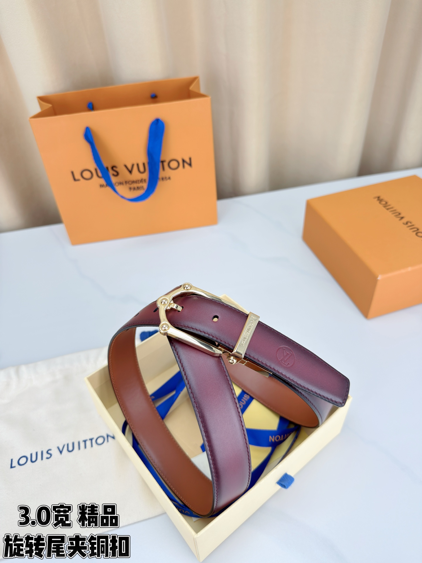 本款 Frog Patinated 30 毫米双面腰带一侧采用裂纹皮革饰面，呈现略带岁月感的仿旧效果；另