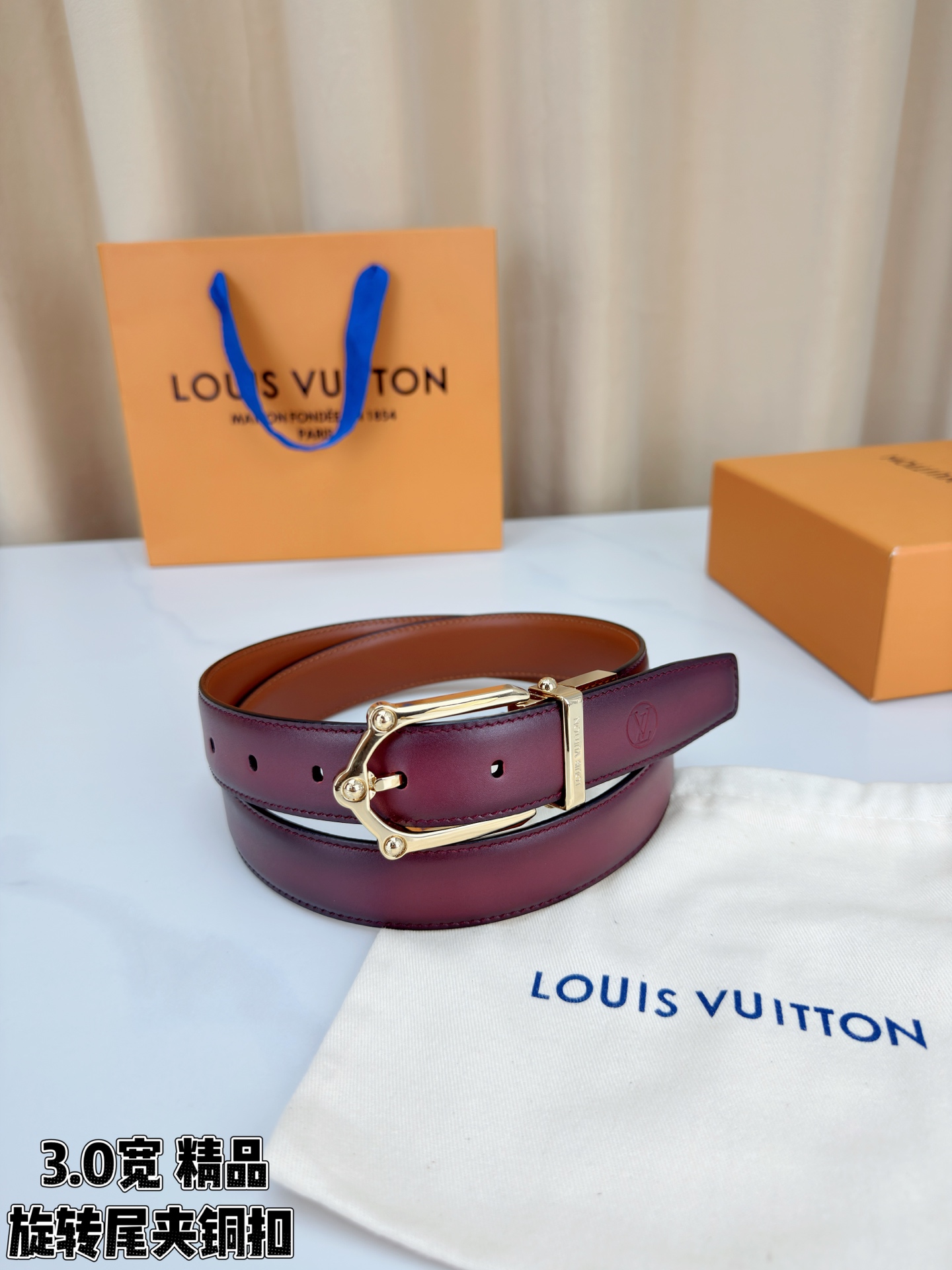 本款 Frog Patinated 30 毫米双面腰带一侧采用裂纹皮革饰面，呈现略带岁月感的仿旧效果；另