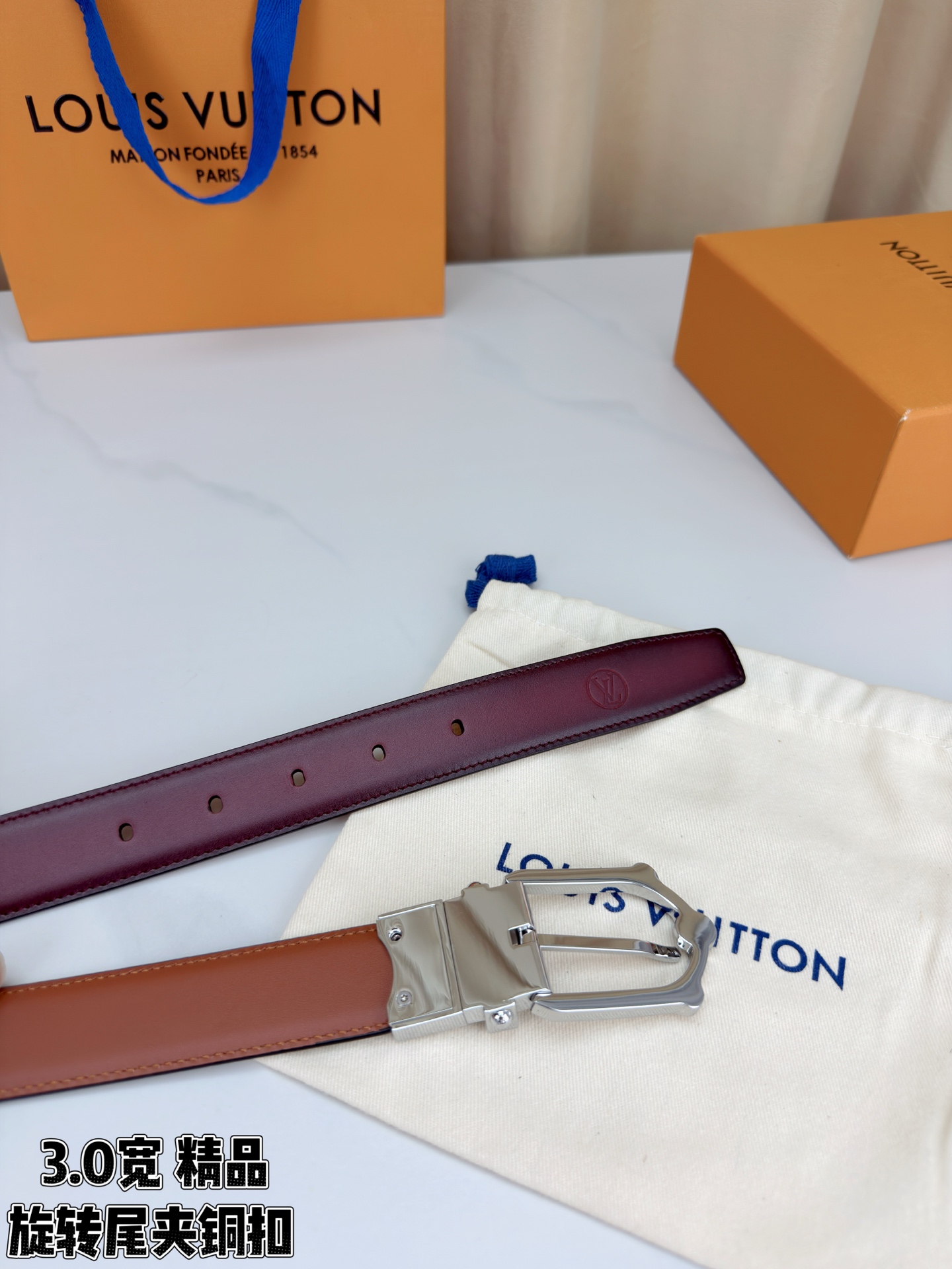 本款 Frog Patinated 30 毫米双面腰带一侧采用裂纹皮革饰面，呈现略带岁月感的仿旧效果；另