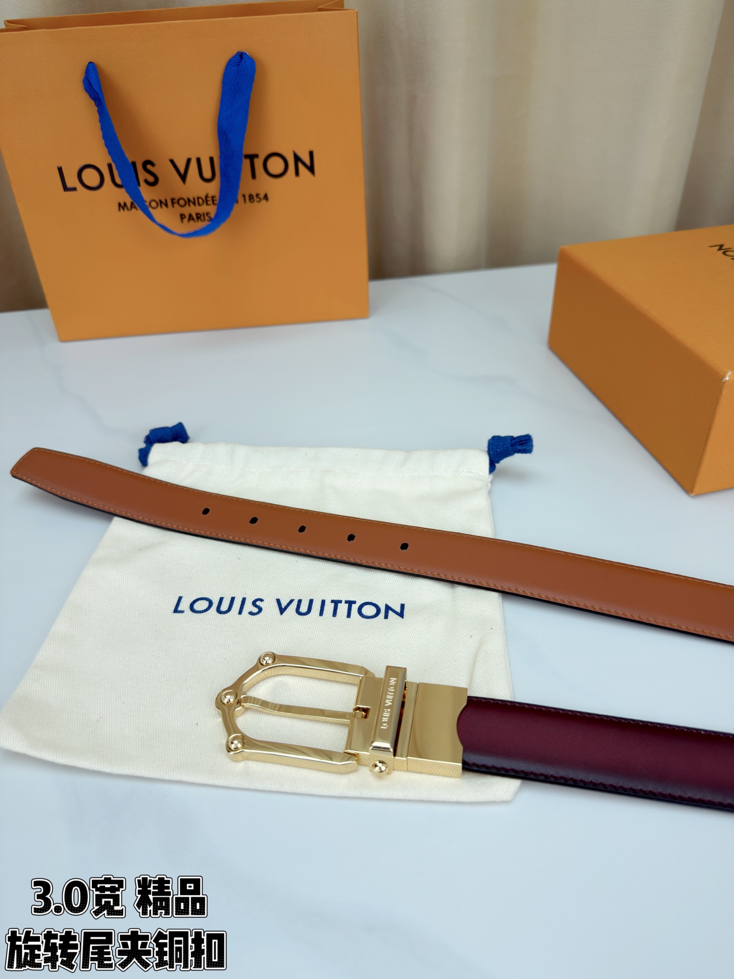 本款 Frog Patinated 30 毫米双面腰带一侧采用裂纹皮革饰面，呈现略带岁月感的仿旧效果；另