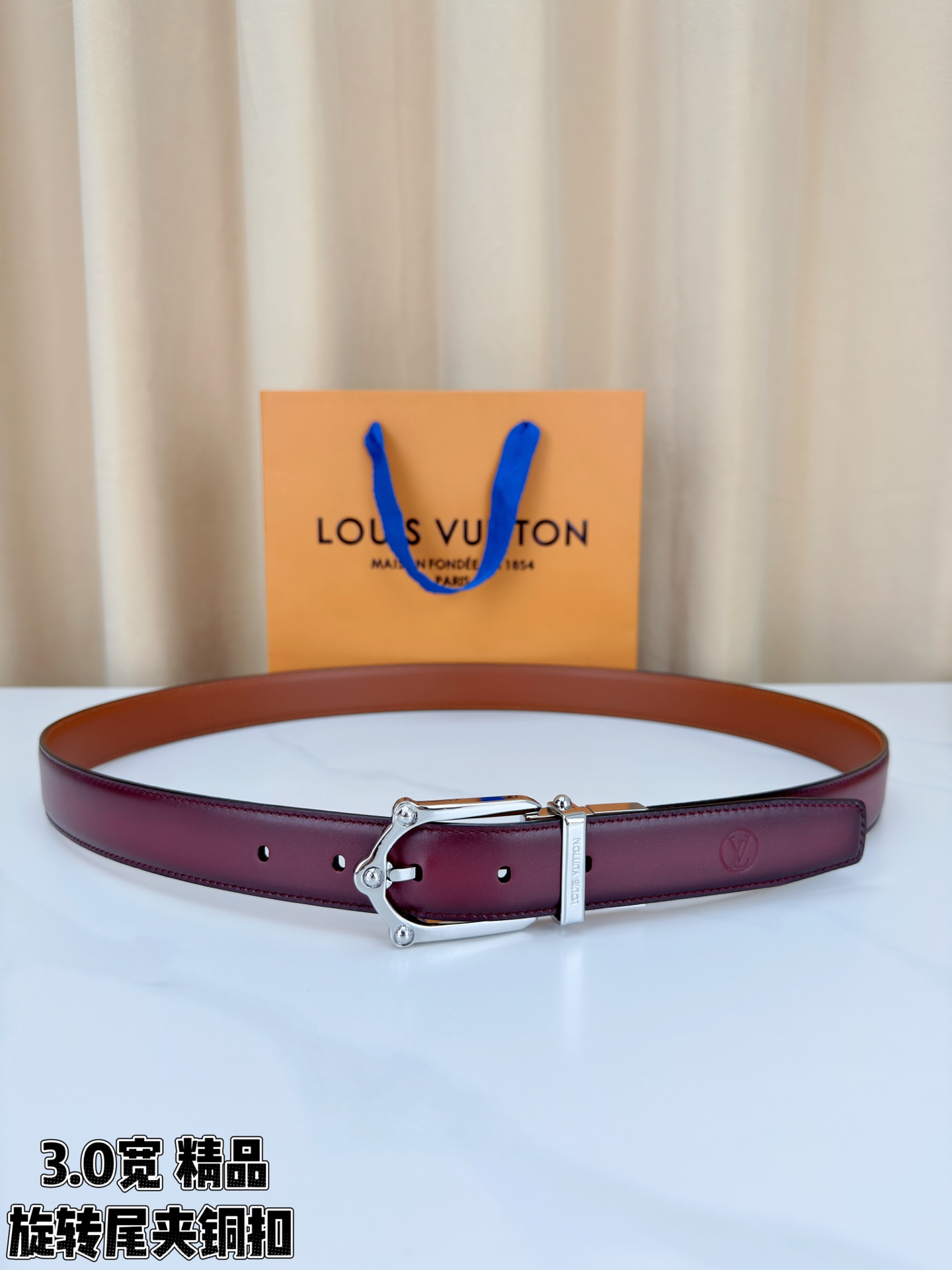 本款 Frog Patinated 30 毫米双面腰带一侧采用裂纹皮革饰面，呈现略带岁月感的仿旧效果；另