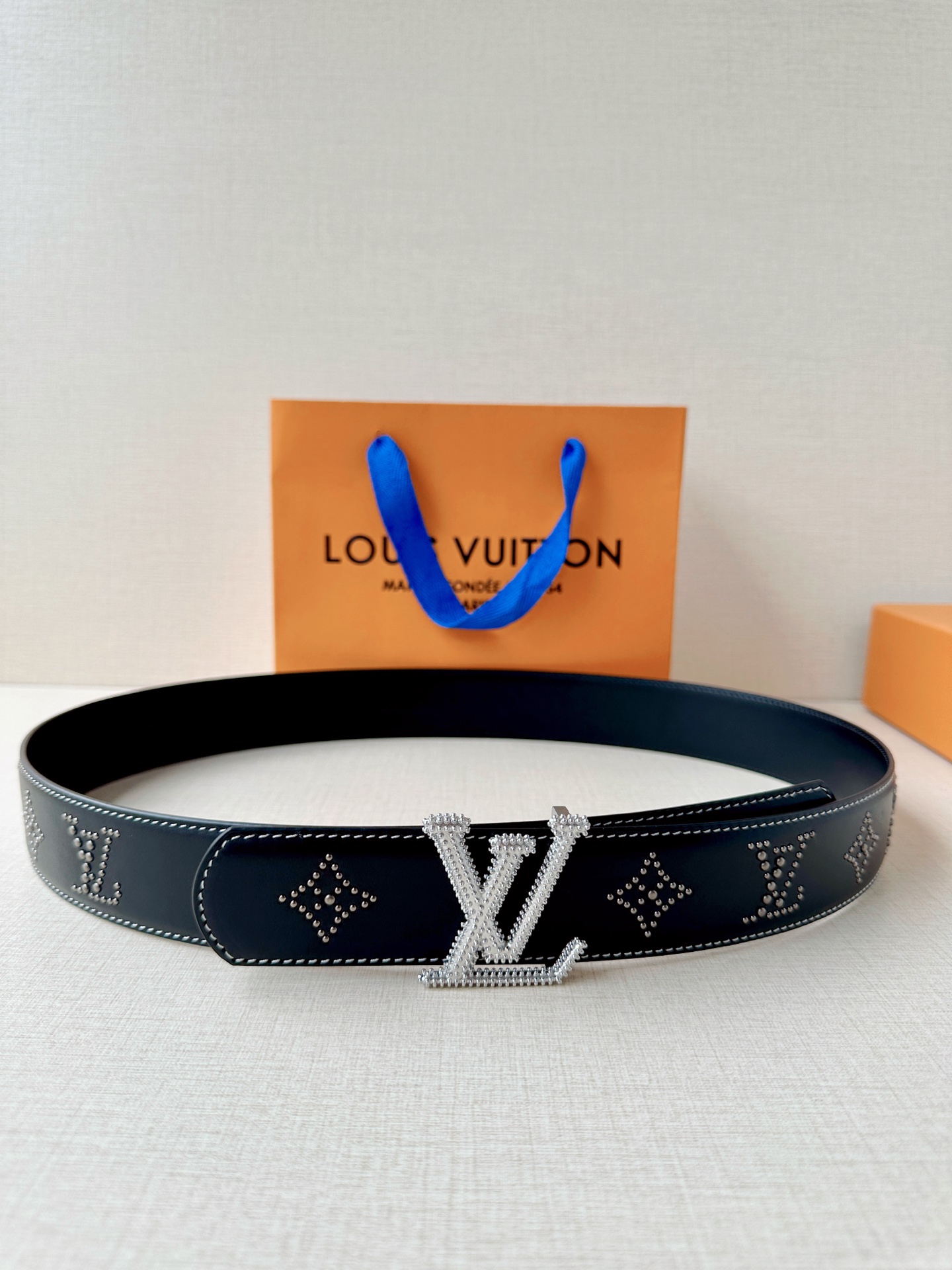 这款尺寸为4.0宽的LV皮带采用光滑皮革制成