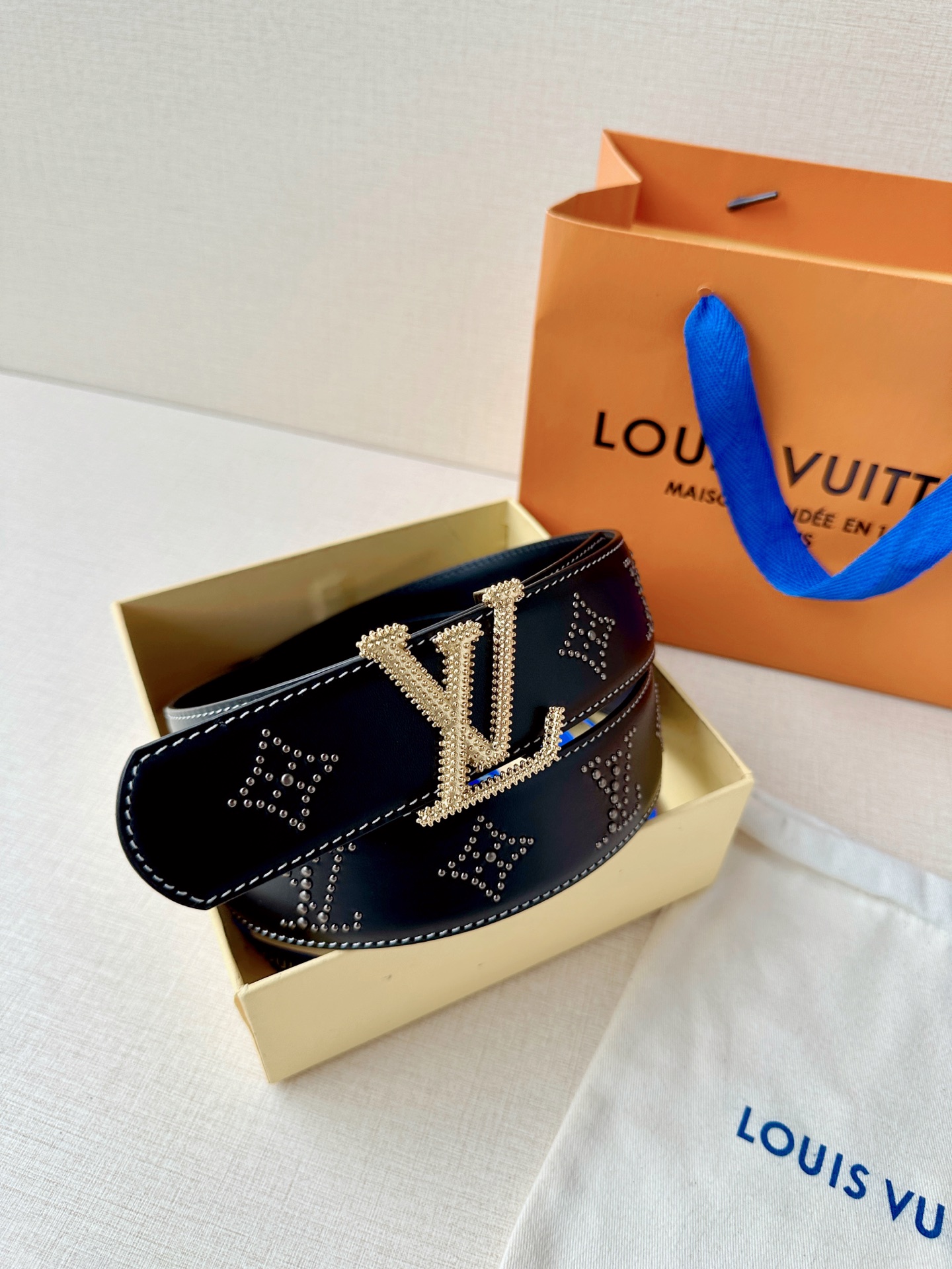 这款尺寸为4.0宽的LV皮带采用光滑皮革制成
