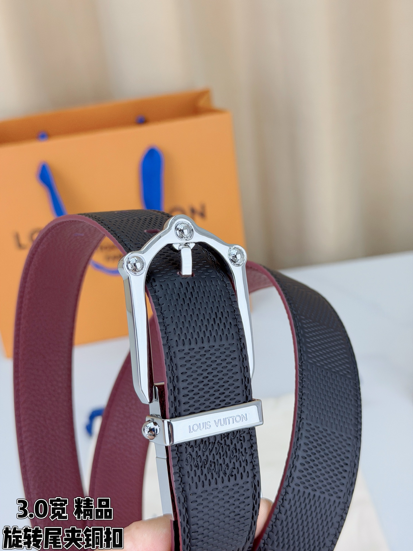 3.0宽 本款 Frog 双面腰带兼具摩登元素与优雅细节，以 Damier 皮革和柔滑皮革成就两式风尚。