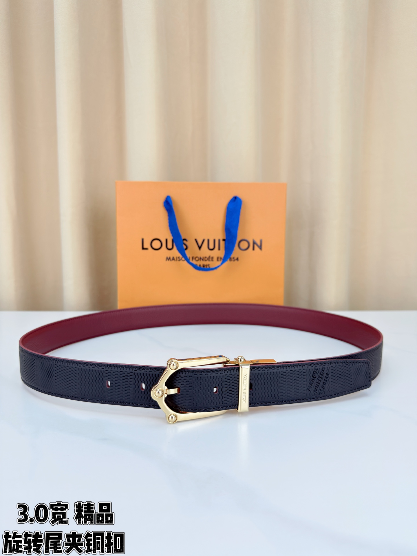 3.0宽 本款 Frog 双面腰带兼具摩登元素与优雅细节，以 Damier 皮革和柔滑皮革成就两式风尚。