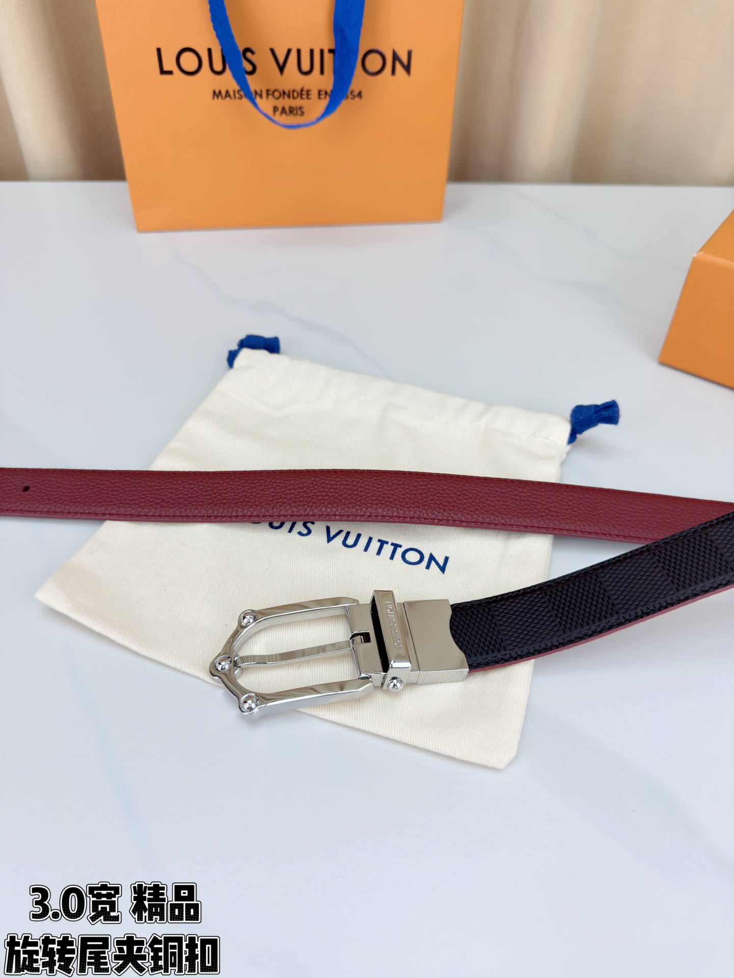 3.0宽 本款 Frog 双面腰带兼具摩登元素与优雅细节，以 Damier 皮革和柔滑皮革成就两式风尚。