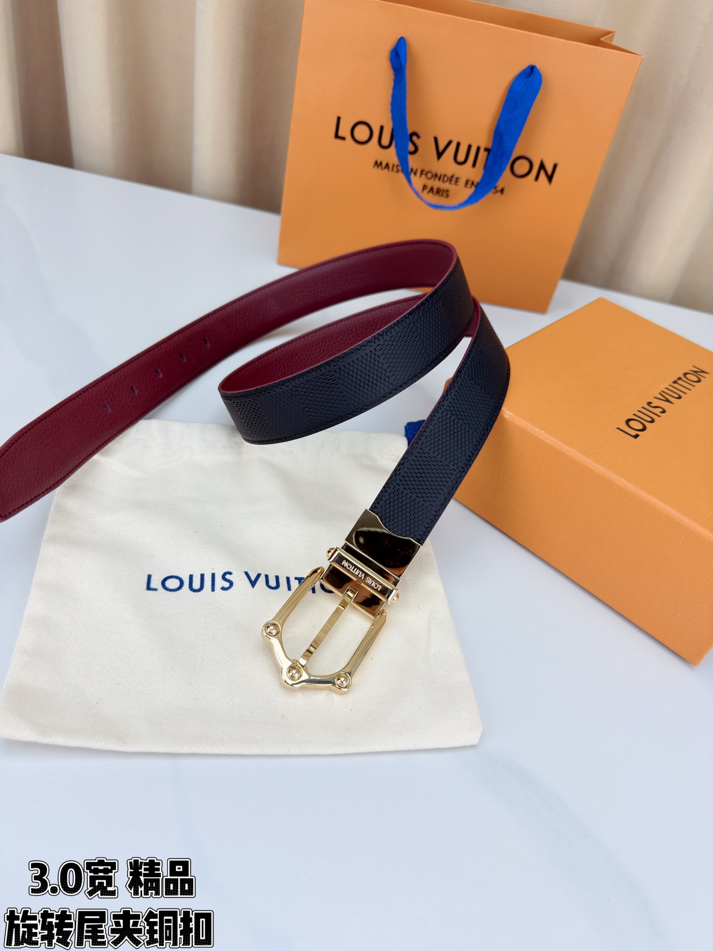 3.0宽 本款 Frog 双面腰带兼具摩登元素与优雅细节，以 Damier 皮革和柔滑皮革成就两式风尚。