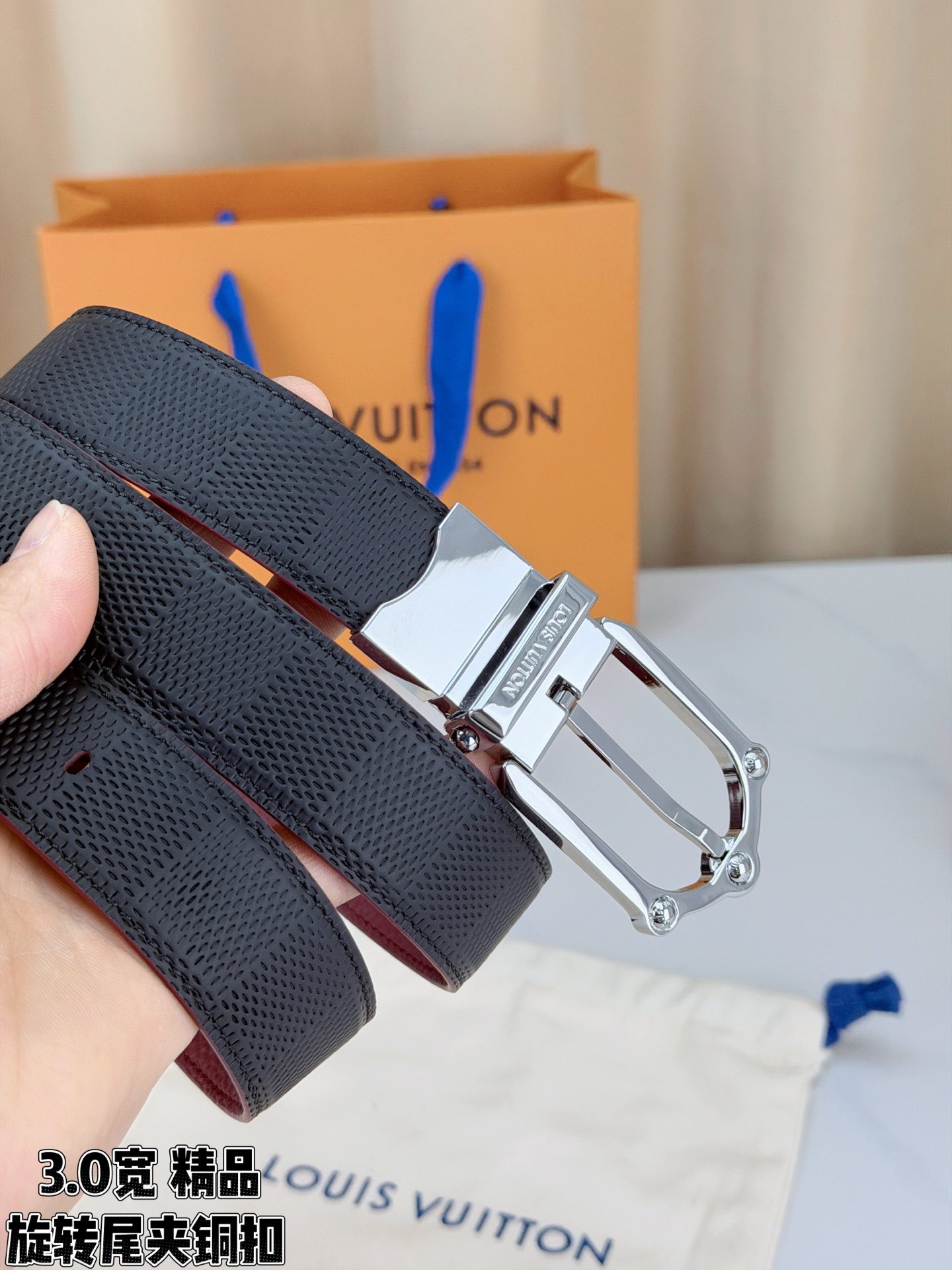 3.0宽 本款 Frog 双面腰带兼具摩登元素与优雅细节，以 Damier 皮革和柔滑皮革成就两式风尚。