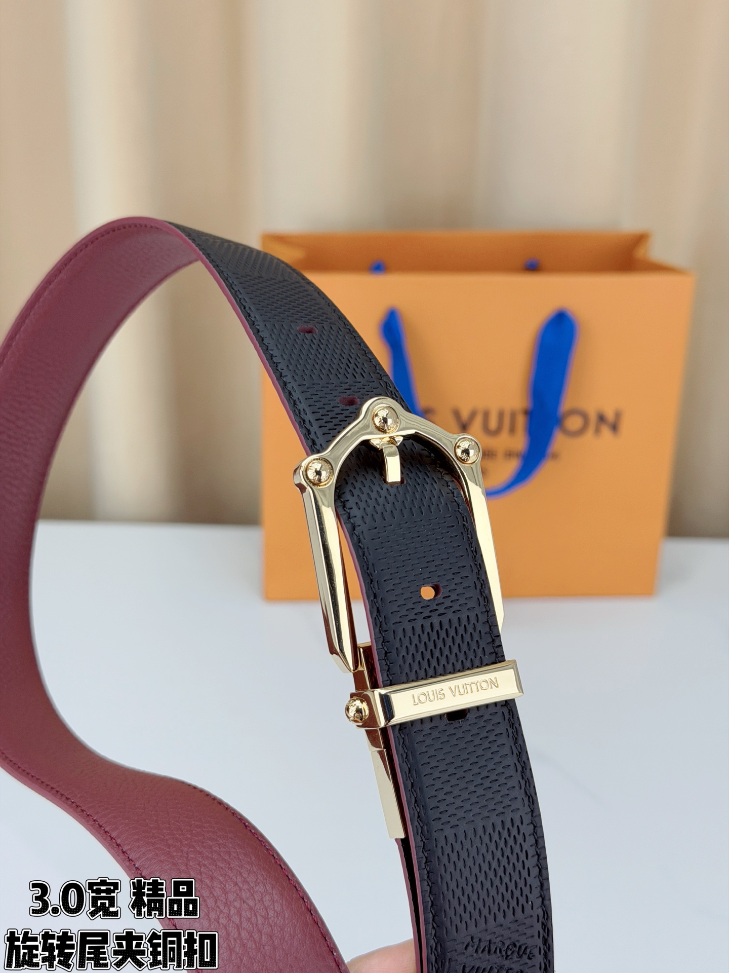 3.0宽 本款 Frog 双面腰带兼具摩登元素与优雅细节，以 Damier 皮革和柔滑皮革成就两式风尚。