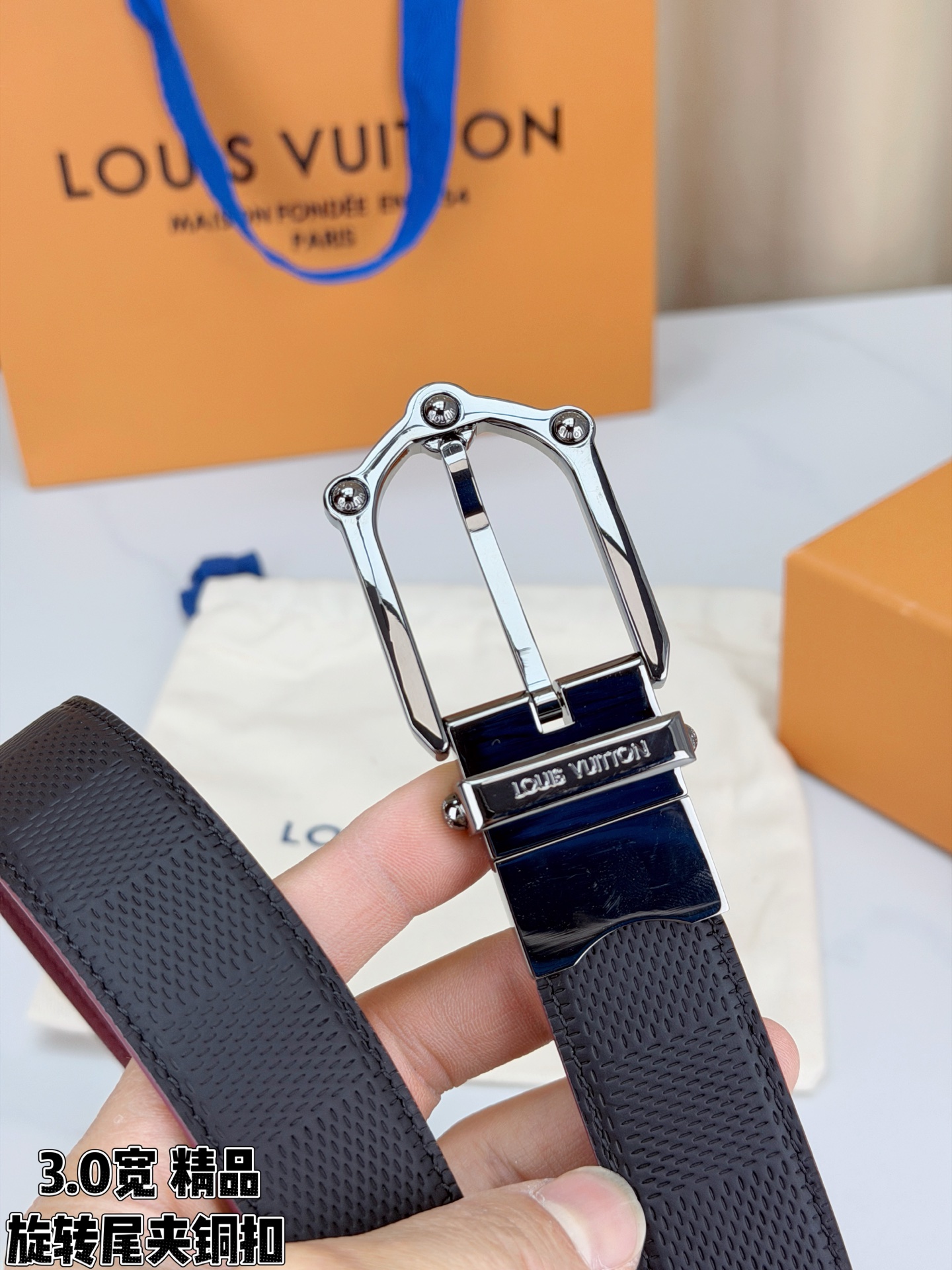 3.0宽 本款 Frog 双面腰带兼具摩登元素与优雅细节，以 Damier 皮革和柔滑皮革成就两式风尚。