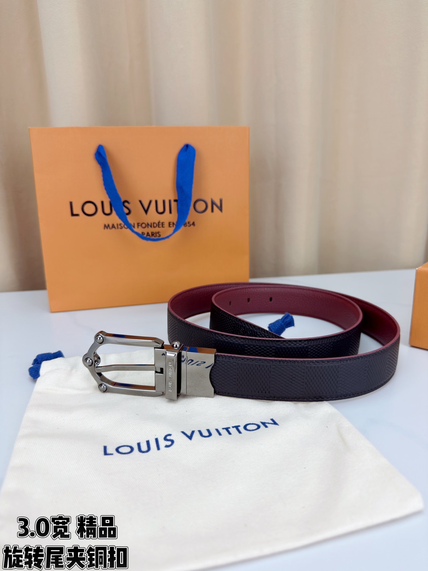 3.0宽 本款 Frog 双面腰带兼具摩登元素与优雅细节，以 Damier 皮革和柔滑皮革成就两式风尚。