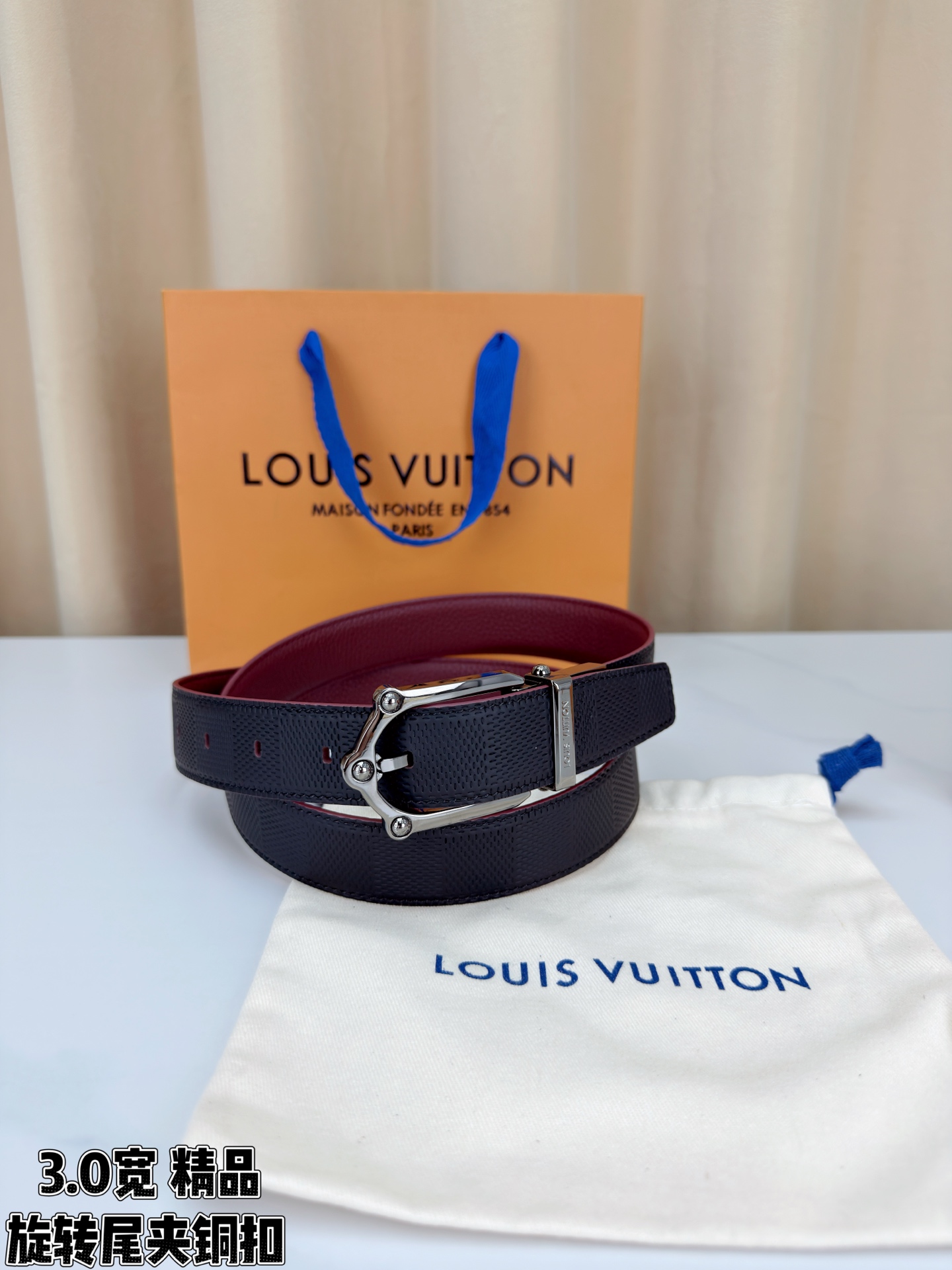 3.0宽 本款 Frog 双面腰带兼具摩登元素与优雅细节，以 Damier 皮革和柔滑皮革成就两式风尚。