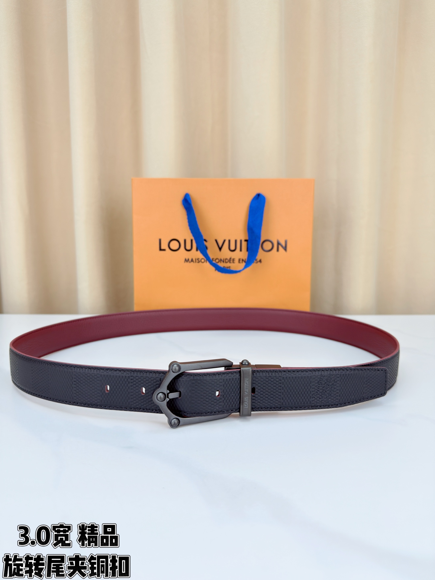 3.0宽 本款 Frog 双面腰带兼具摩登元素与优雅细节，以 Damier 皮革和柔滑皮革成就两式风尚。