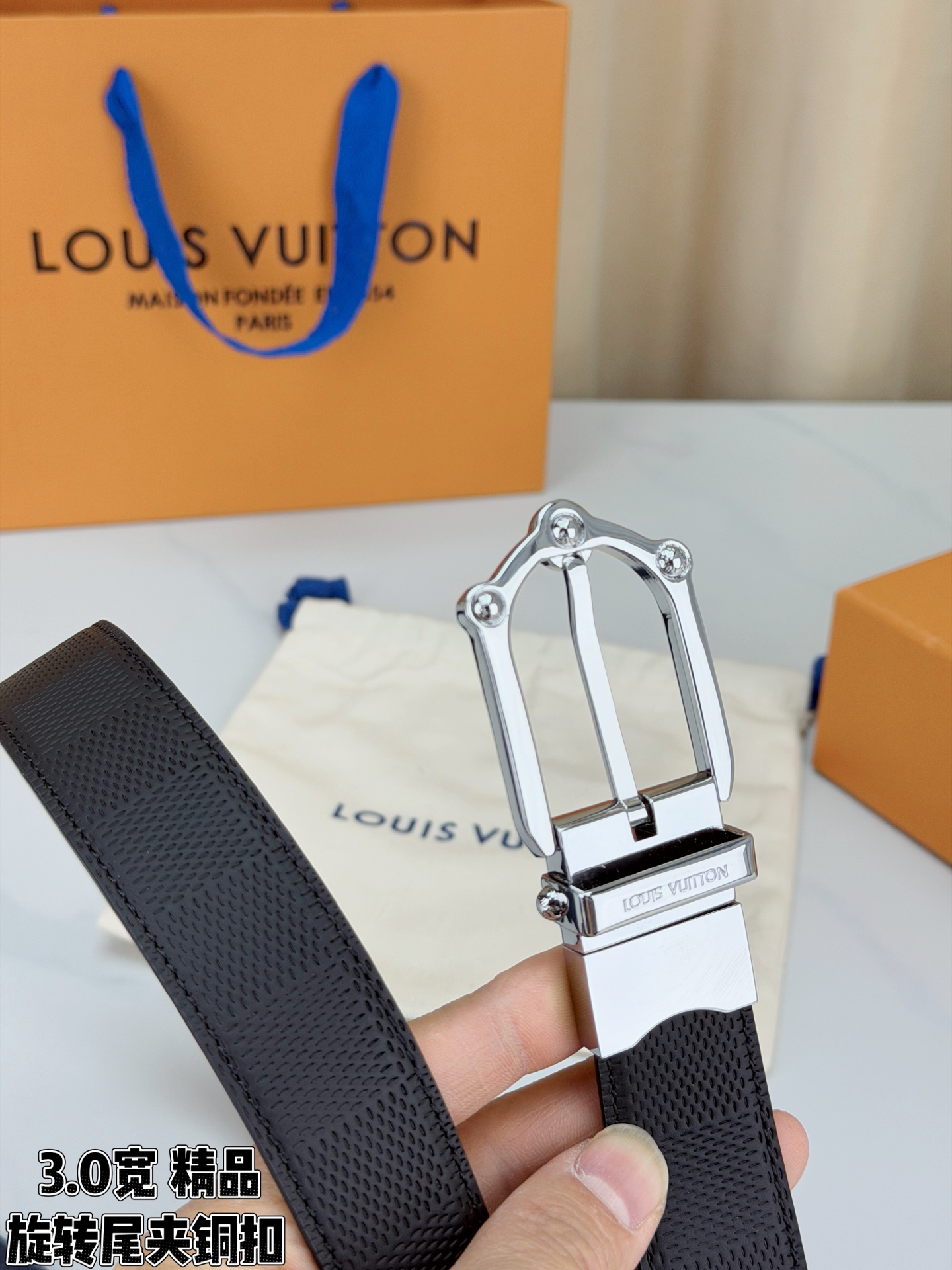 3.0宽 本款 Frog 双面腰带兼具摩登元素与优雅细节，以 Damier 皮革和柔滑皮革成就两式风尚。