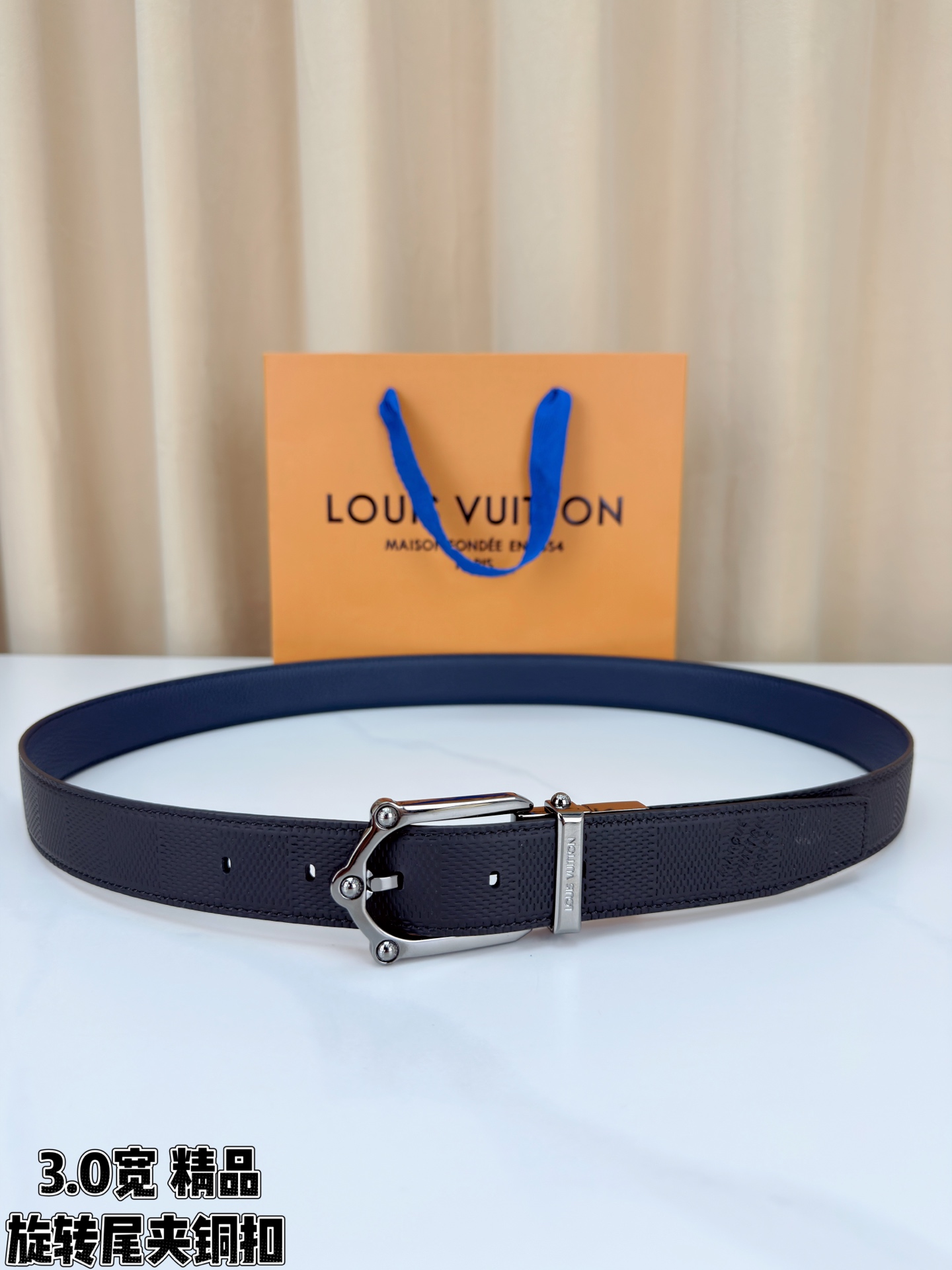 3.0宽 本款 Frog 双面腰带兼具摩登元素与优雅细节，以 Damier 皮革和柔滑皮革成就两式风尚。