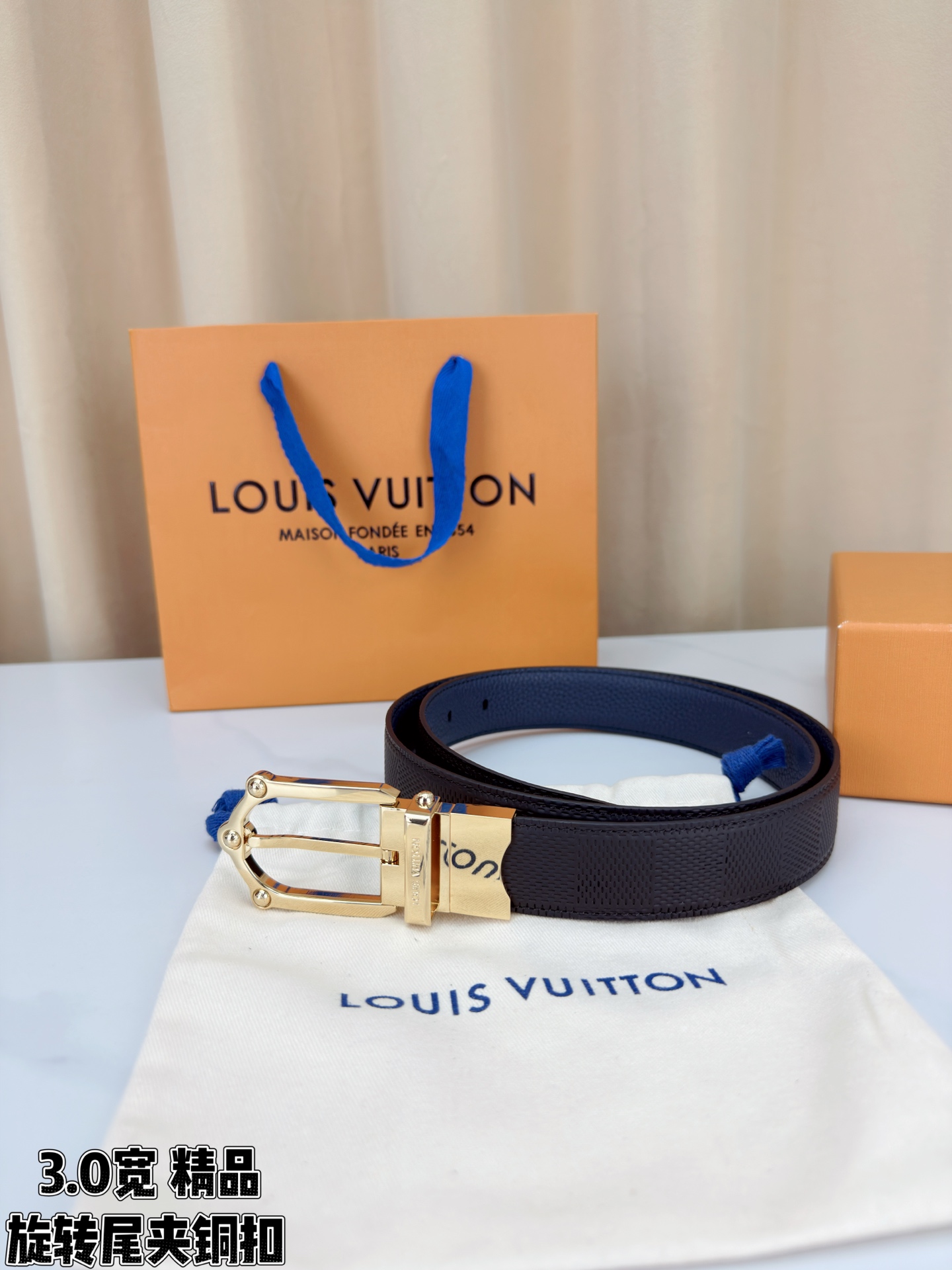 3.0宽 本款 Frog 双面腰带兼具摩登元素与优雅细节，以 Damier 皮革和柔滑皮革成就两式风尚。