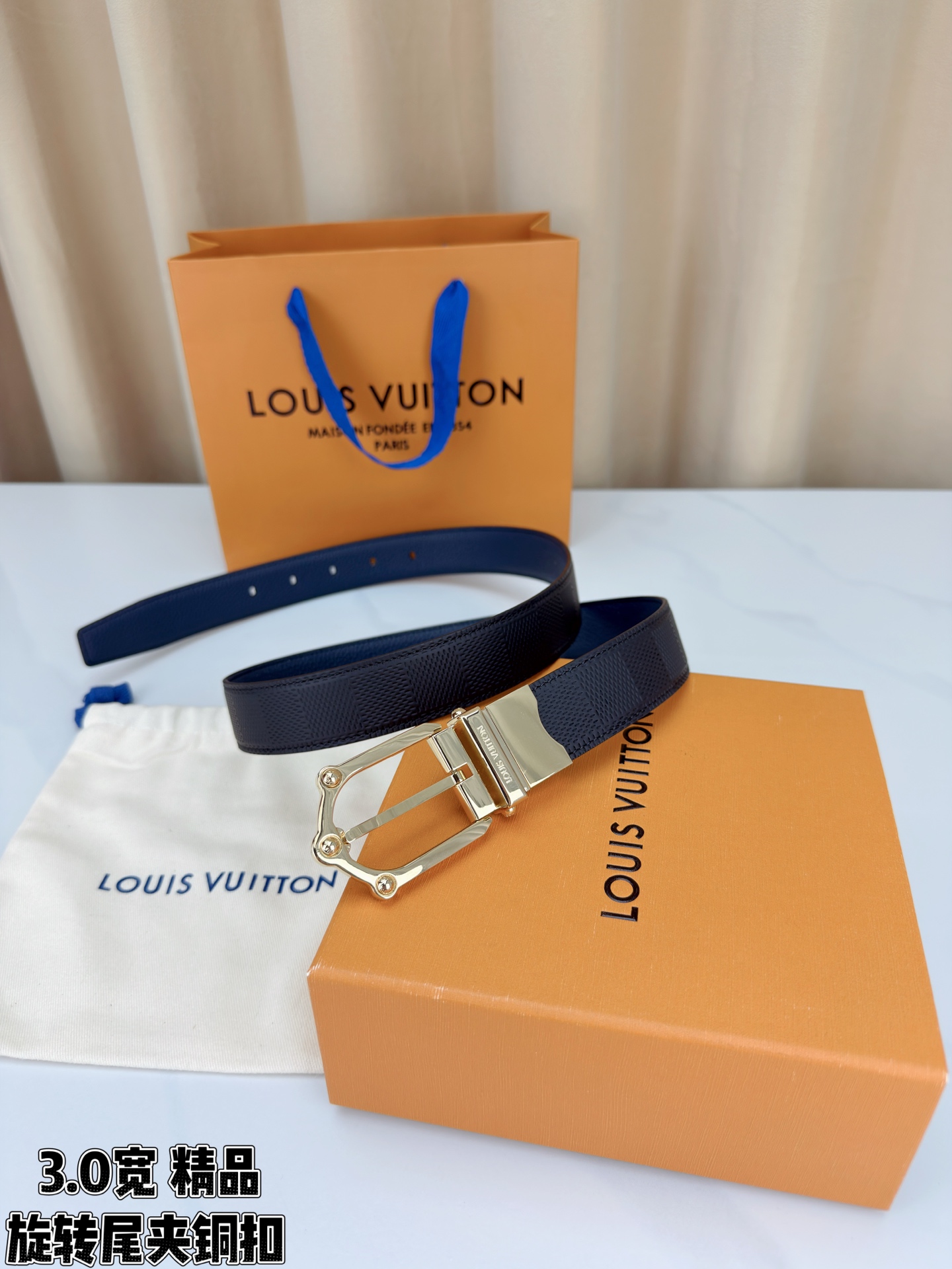 3.0宽 本款 Frog 双面腰带兼具摩登元素与优雅细节，以 Damier 皮革和柔滑皮革成就两式风尚。